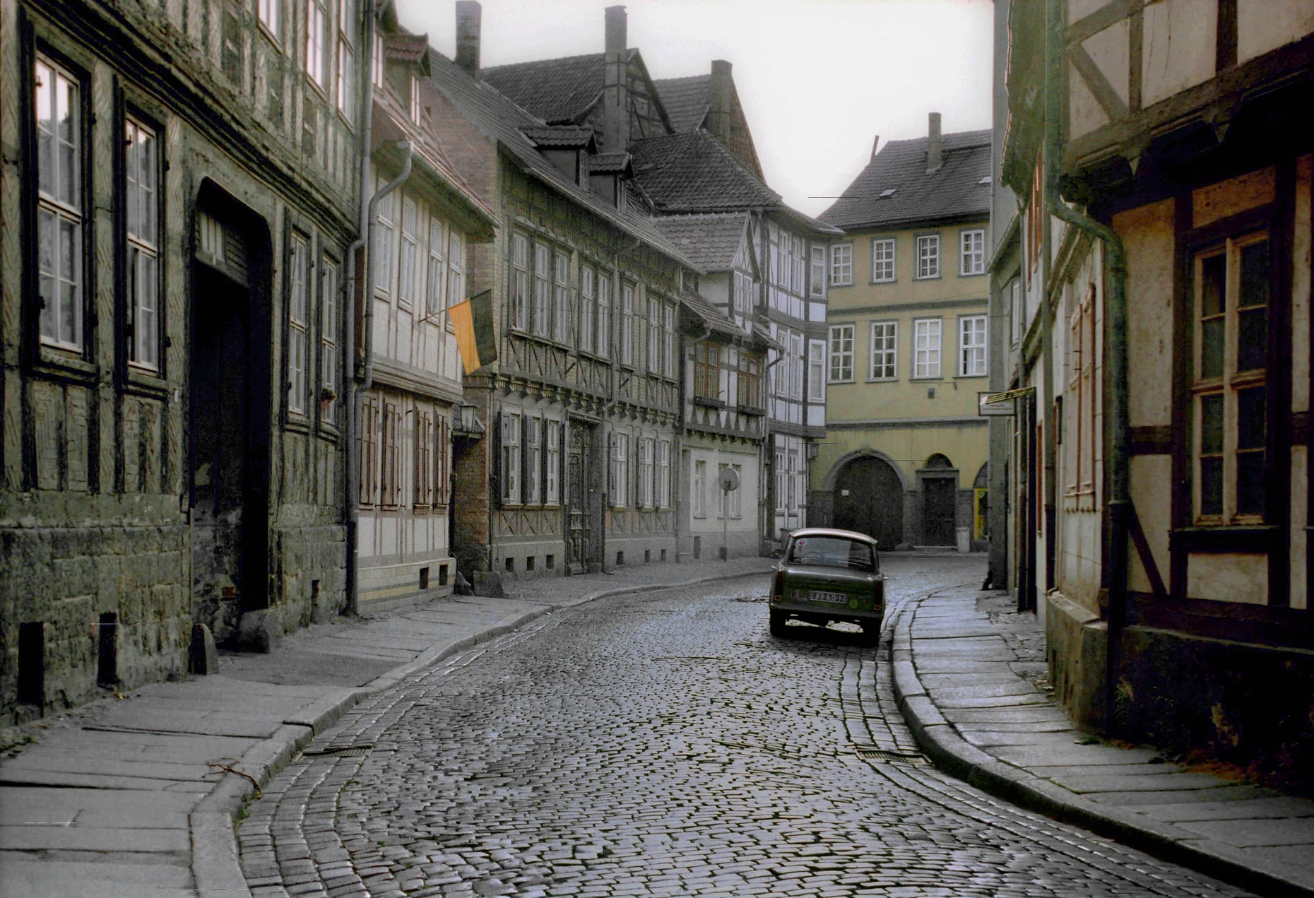 Eine Straße im sachsen-anhaltischen Quedlinburg im Jahr 1990