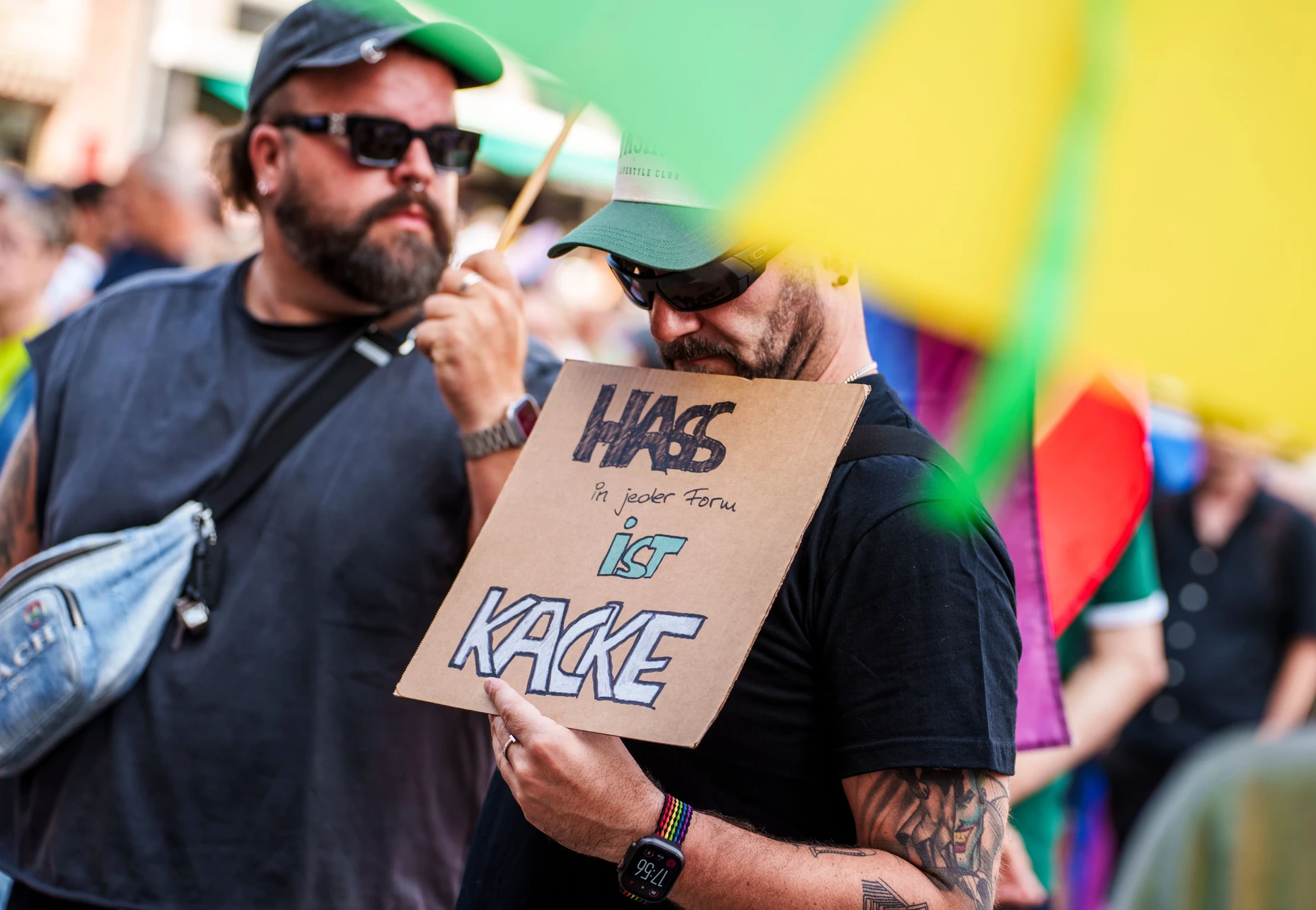 Bei einer Mahnwache in Frankfurt nach dem Anschlag auf den Christopher Street Day in Berlin