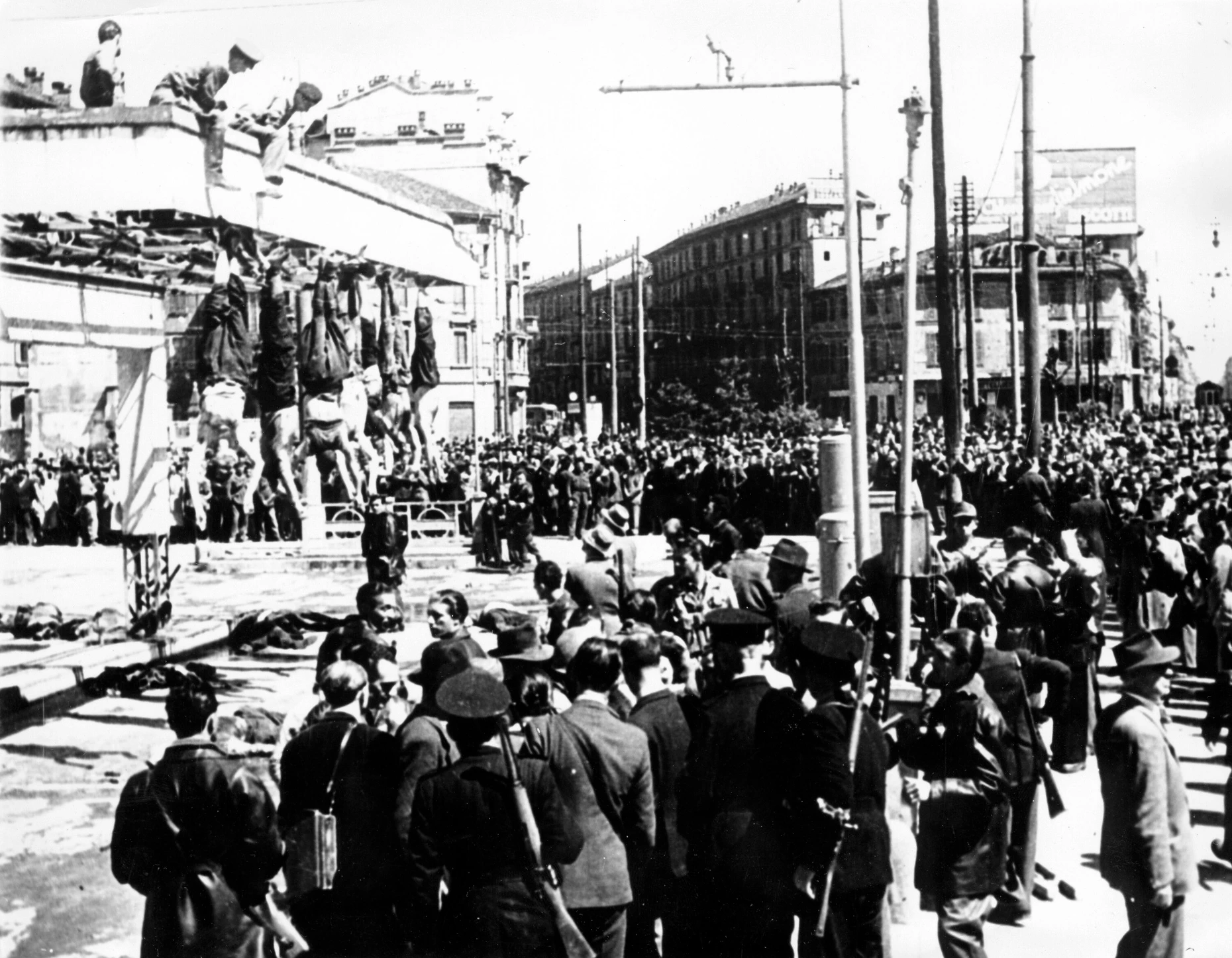 Das Ende des Faschismus? Mussolini (2. v. l.) nach seiner Ermordung, am 29. April 1945 in Mailand
