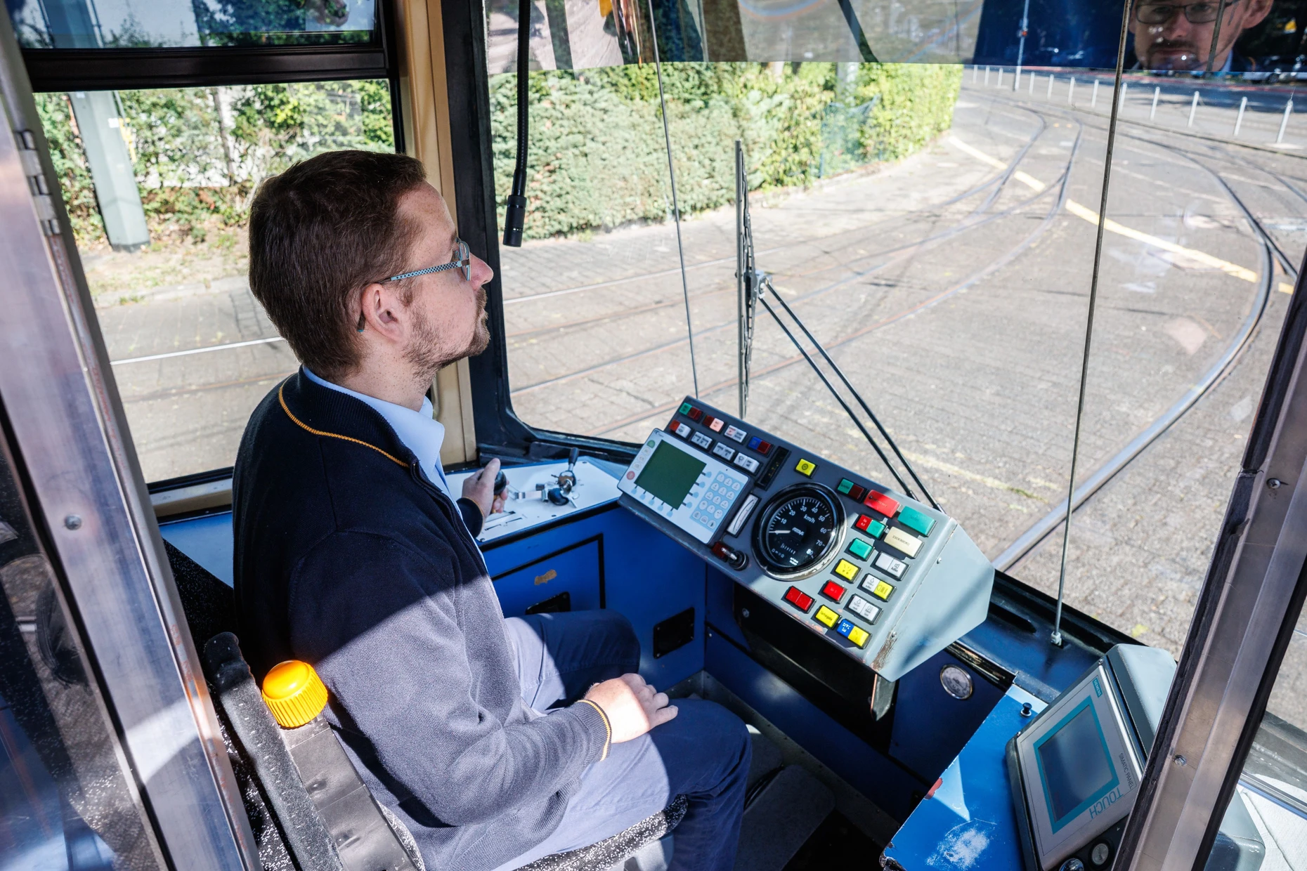 Im Führerstand der Wagen der Baureihe ST12, die 1991 in Betrieb genommen wurden, dominiert noch die alte Technik.