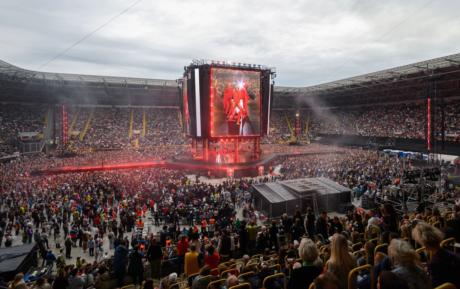 Von allen Seiten zu sehen: die Bühne inmitten des Stadions beim Tourauftakt in Dresden