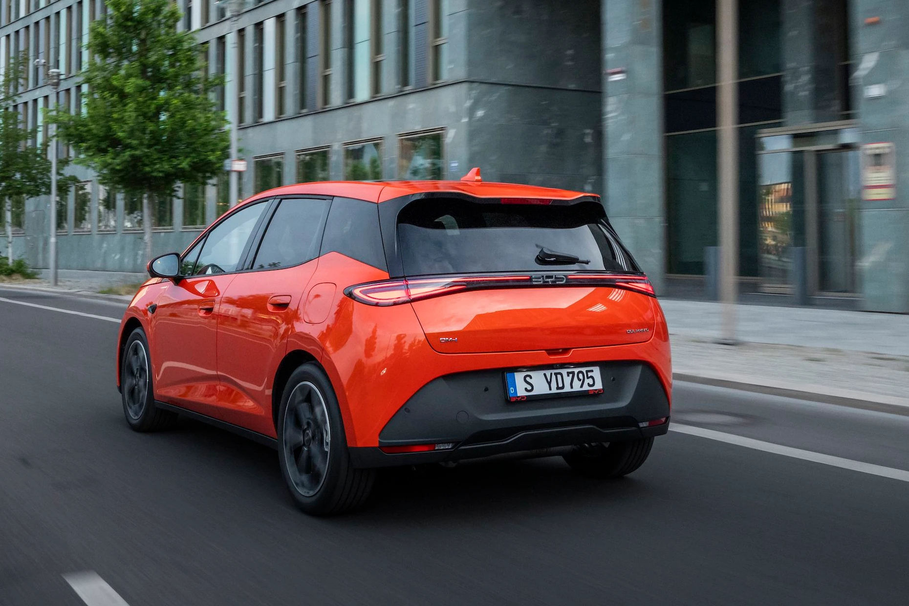 Links wird getankt, rechts geladen. Einen Kleinwagen mit Plug-in-Hybridantrieb kann man sonst lange suchen.