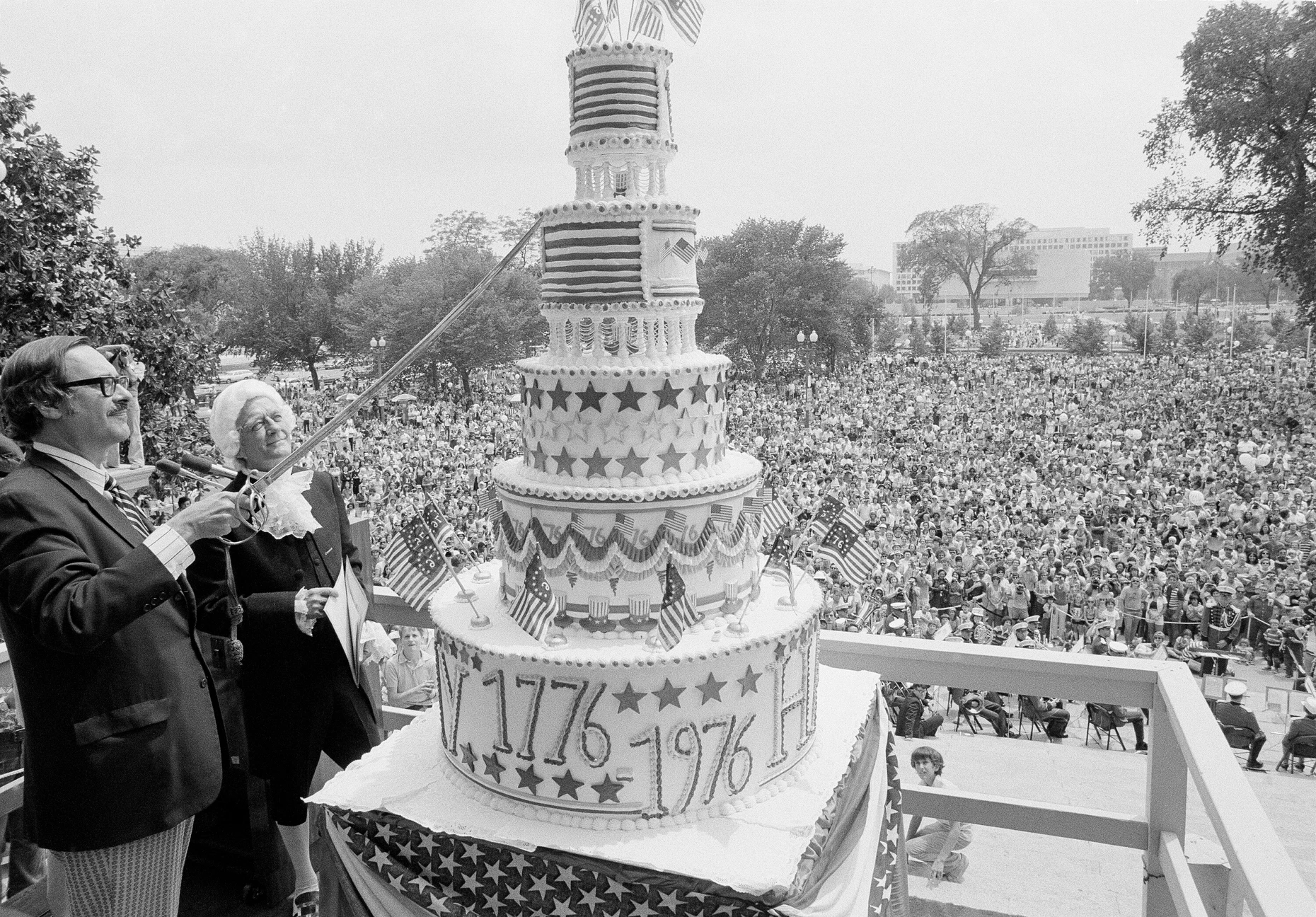 Beim großen Jubiläumfest am 4. Juli 1976, einem Sonntag, sprang in Washington aus der von James B. Rhoads, dem fünften Archivar der Vereinigten Staaten, angeschnittenen Geburtstagstorte keine frischgebackene Jugendgruppe, denn das ganze Volk fühlte sich nach 200 Jahren immer noch wie die Jugend der Menschheit.