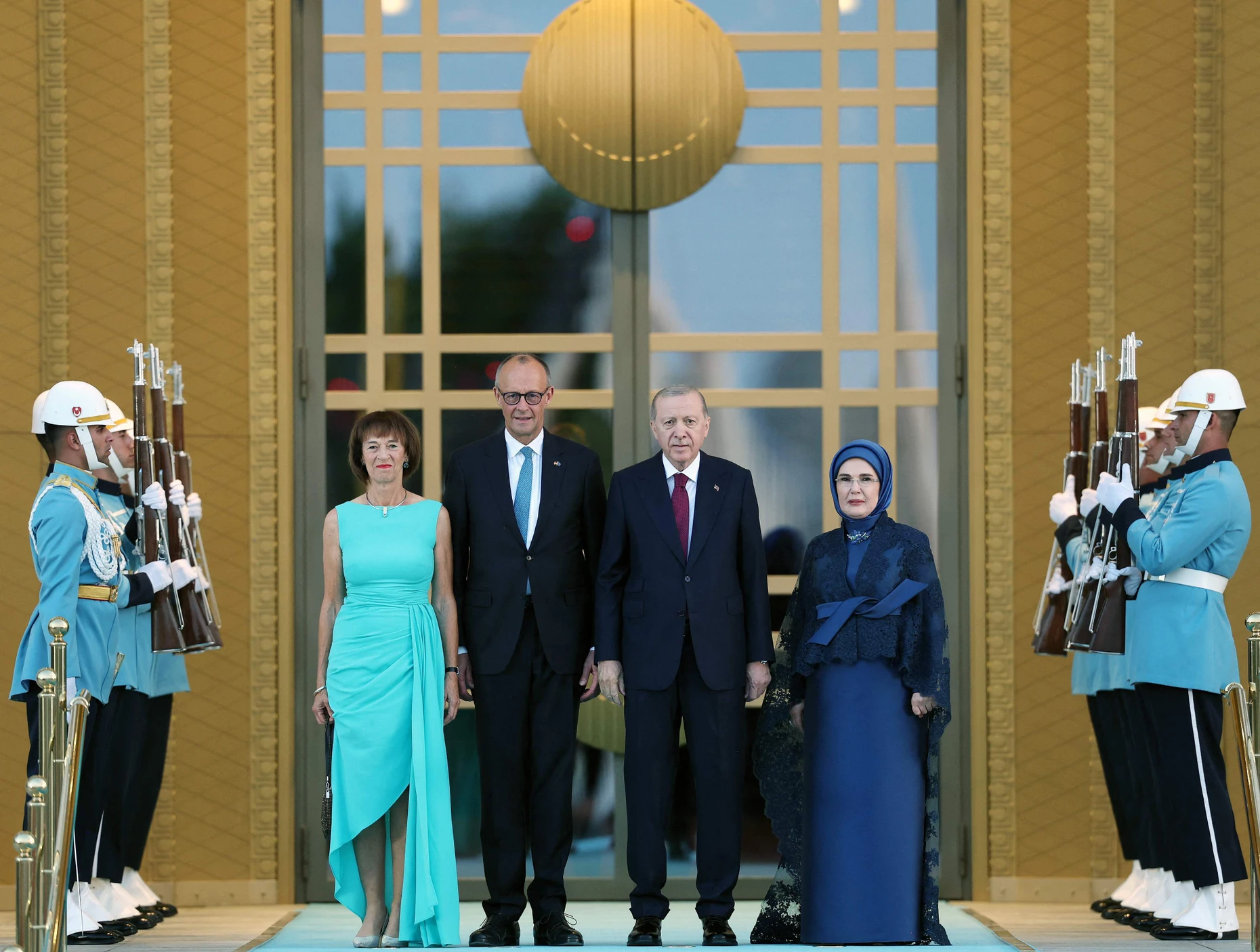 Im türkisfarbenen Abendkleid: Charlotte Merz