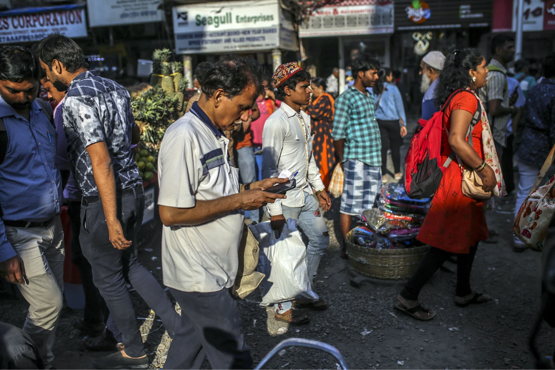 Smartphones sind in Indien weitverbreitet. Selbst die Ärmsten bezahlen ihren Reis mit dem Handy.