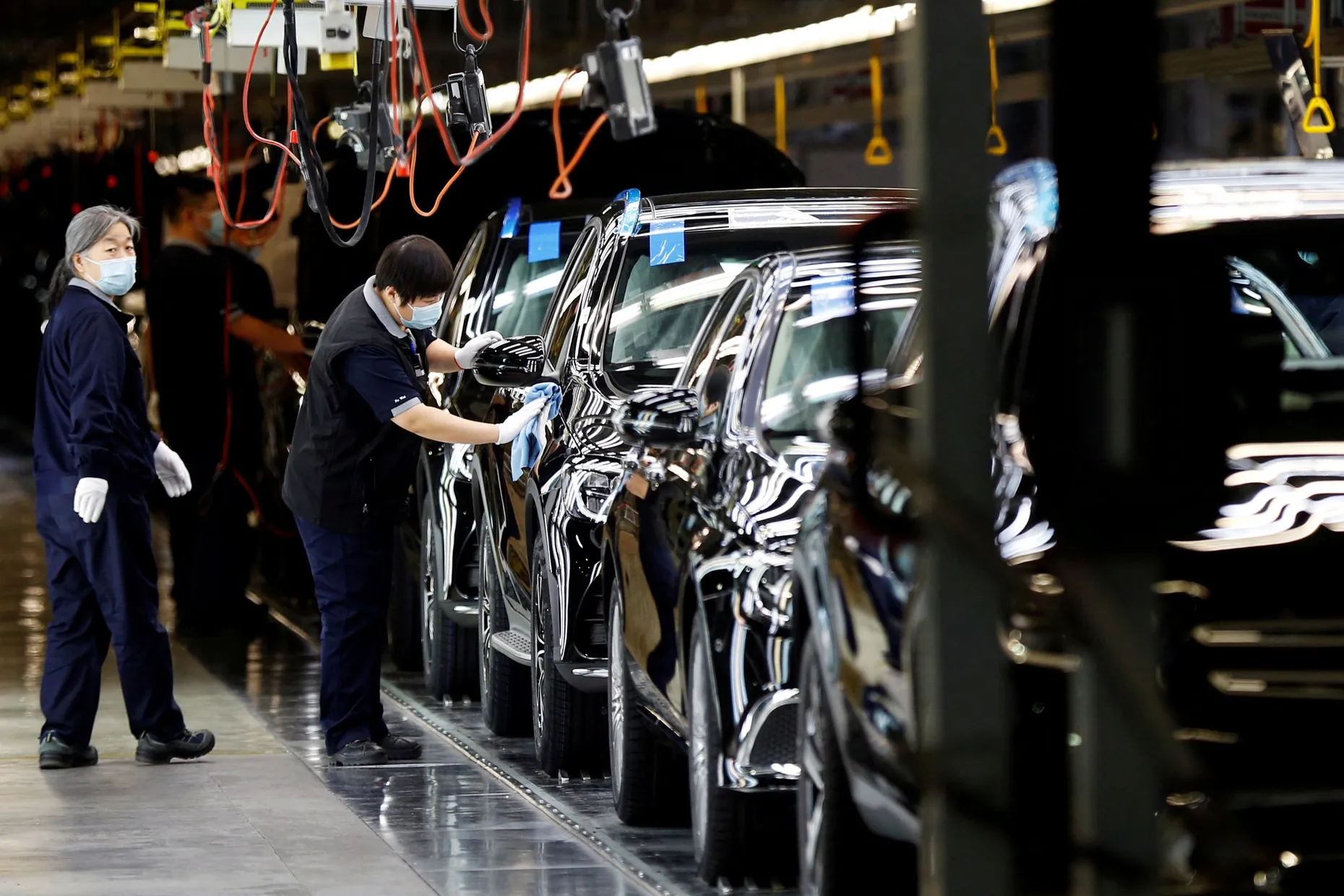 Arbeiter in der Mercedes-Fabrik in Peking: Millionenabschreibung wegen der Wertminderung des mit Baic betriebenen Gemeinschaftsunternehmens