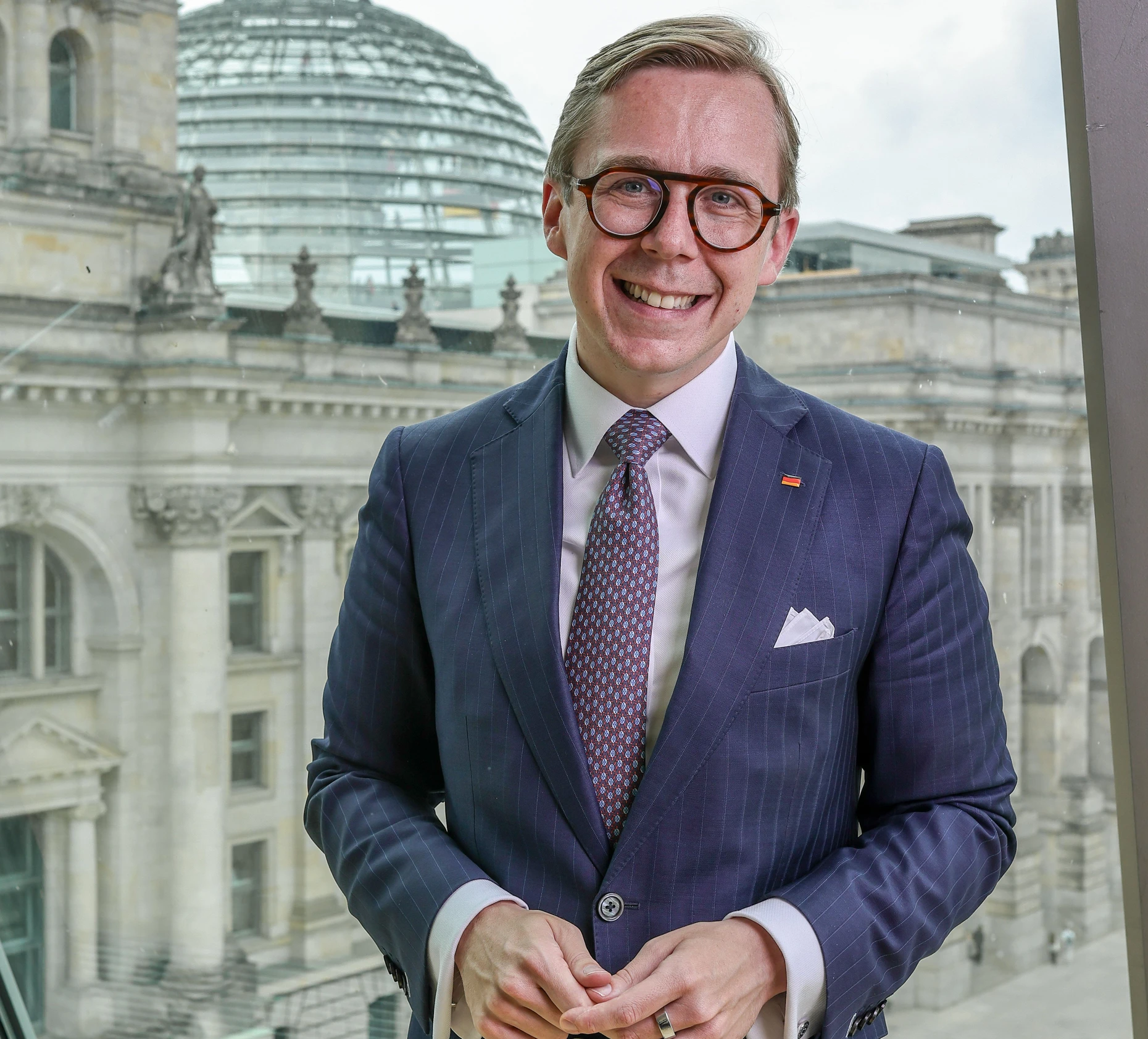 Philipp Amthor, 33, stammt aus Torgelow in Mecklenburg-Vorpommern und sitzt seit 2017 für die CDU im Bundestag. Er ist Mitgliederbeauftragter seiner Partei und seit 2025 Parlamentarischer Staatssekretär im Bundesministerium für Digitales und Staatsmodernisierung.