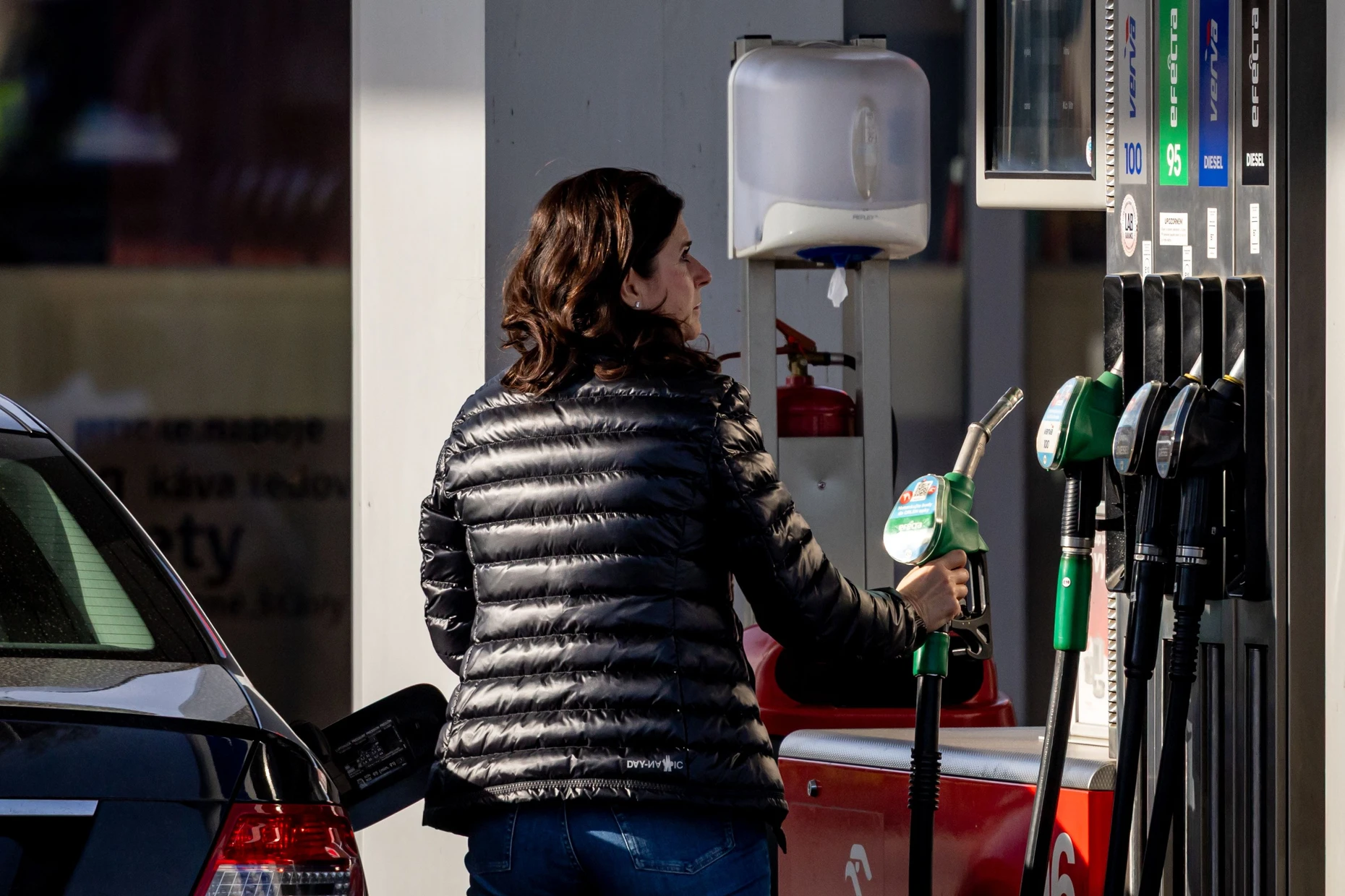 Eine Frau tankt an einer Tankstelle von Orlen.
