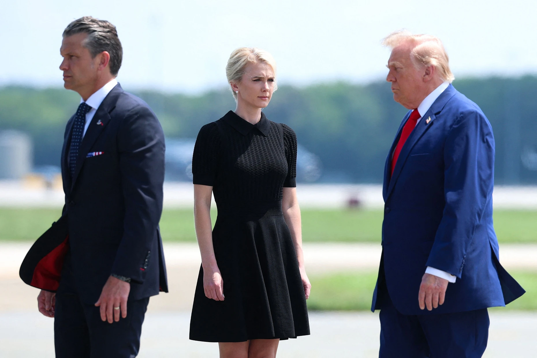 US-Verteidigunsminister Pete Hegseth, Natalie Harp, und US-Präsident Donald Trump am 22. Juli 2026 auf der Dover Air Force Base in Dover, Delaware.