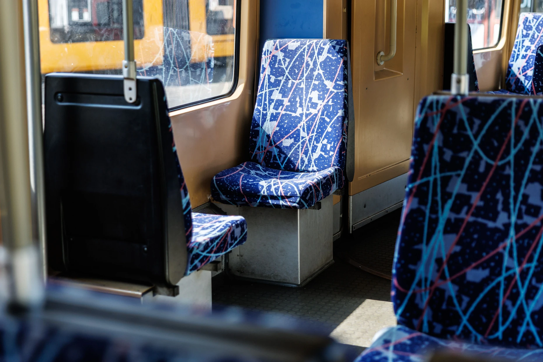 Dicke Polster und bunte Farben bestimmen den Innenraum der ST12. Es sind die letzten Straßenbahnen mit Hochflureinstieg im Regelbetrieb in Darmstadt.
