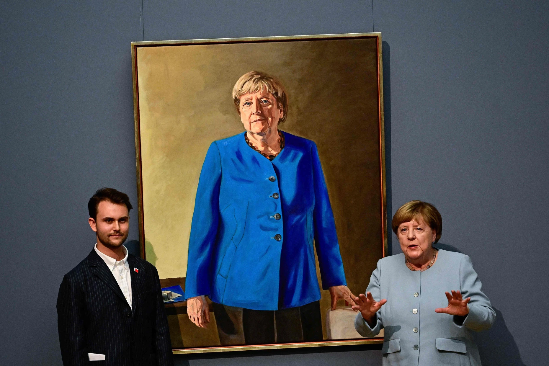 Künstler Jeremie Queyras und die frühere Kanzlerin Angela Merkel vor dem enthüllten Kanzlerinnen-Porträt im Bode-Museum.