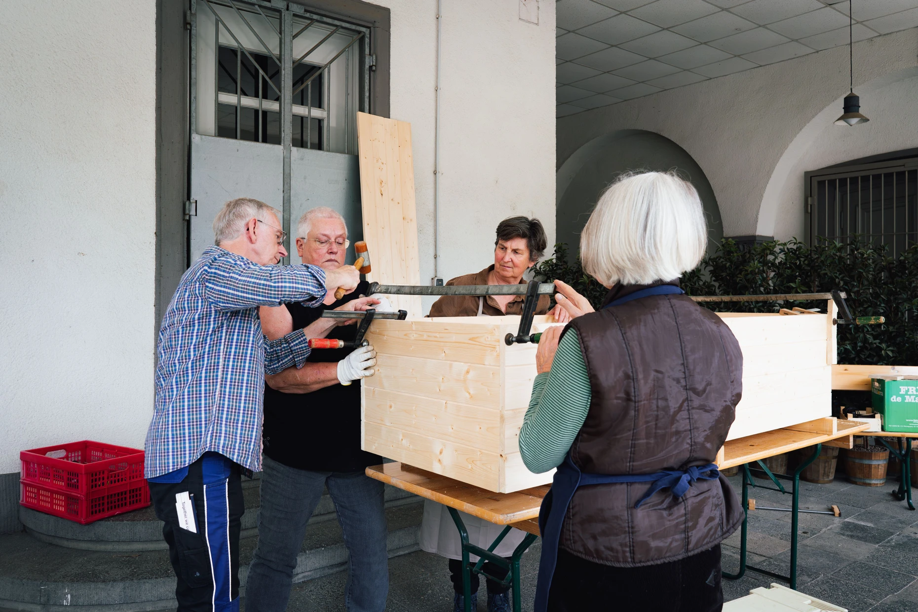 In der Zwinge: Workshop-Leiter Mikel Hogan (links) hilft den Teilnehmern, die Sargwände richtig zu befestigen.