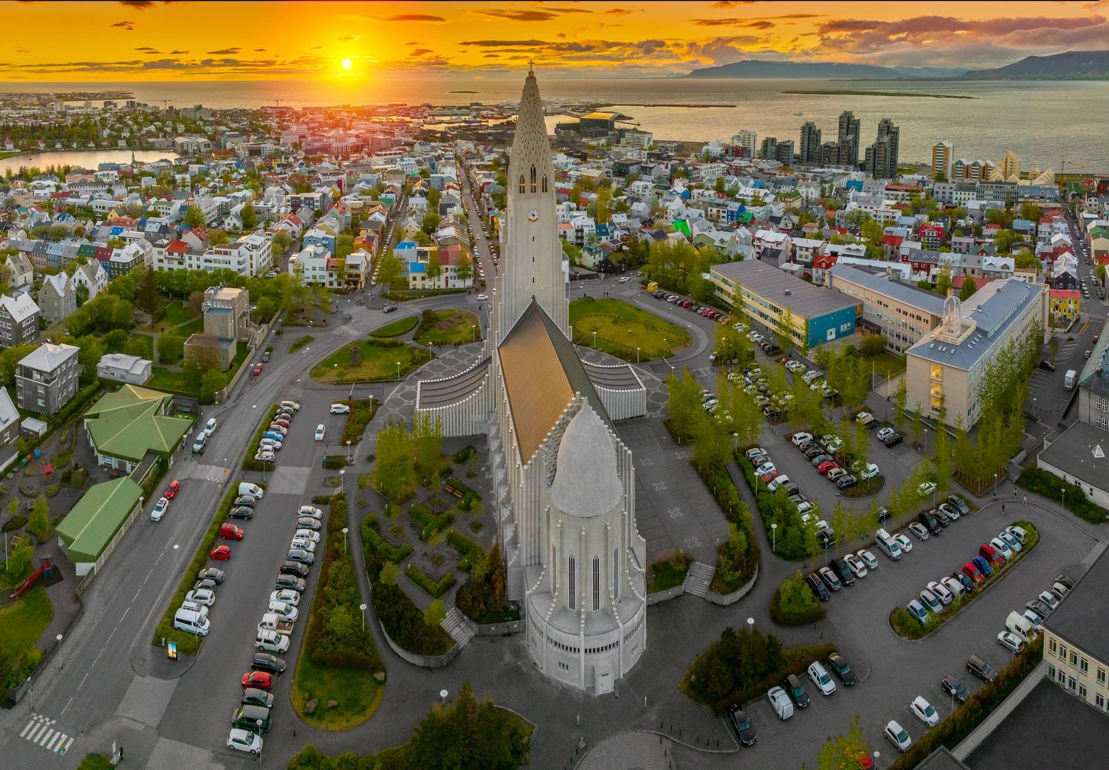 Zur Sonne: Reykjavík aus der Vogelperspektive mit der Hallgrímskirkja im Vordergrund.