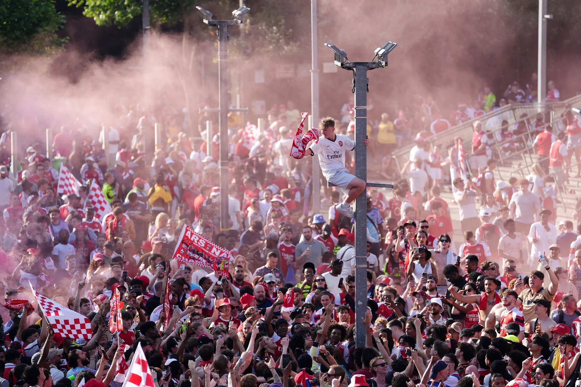 Darauf musste der Anhang der „Gunners“ lange warten: Fans des FC Arsenal feiern den Titel
