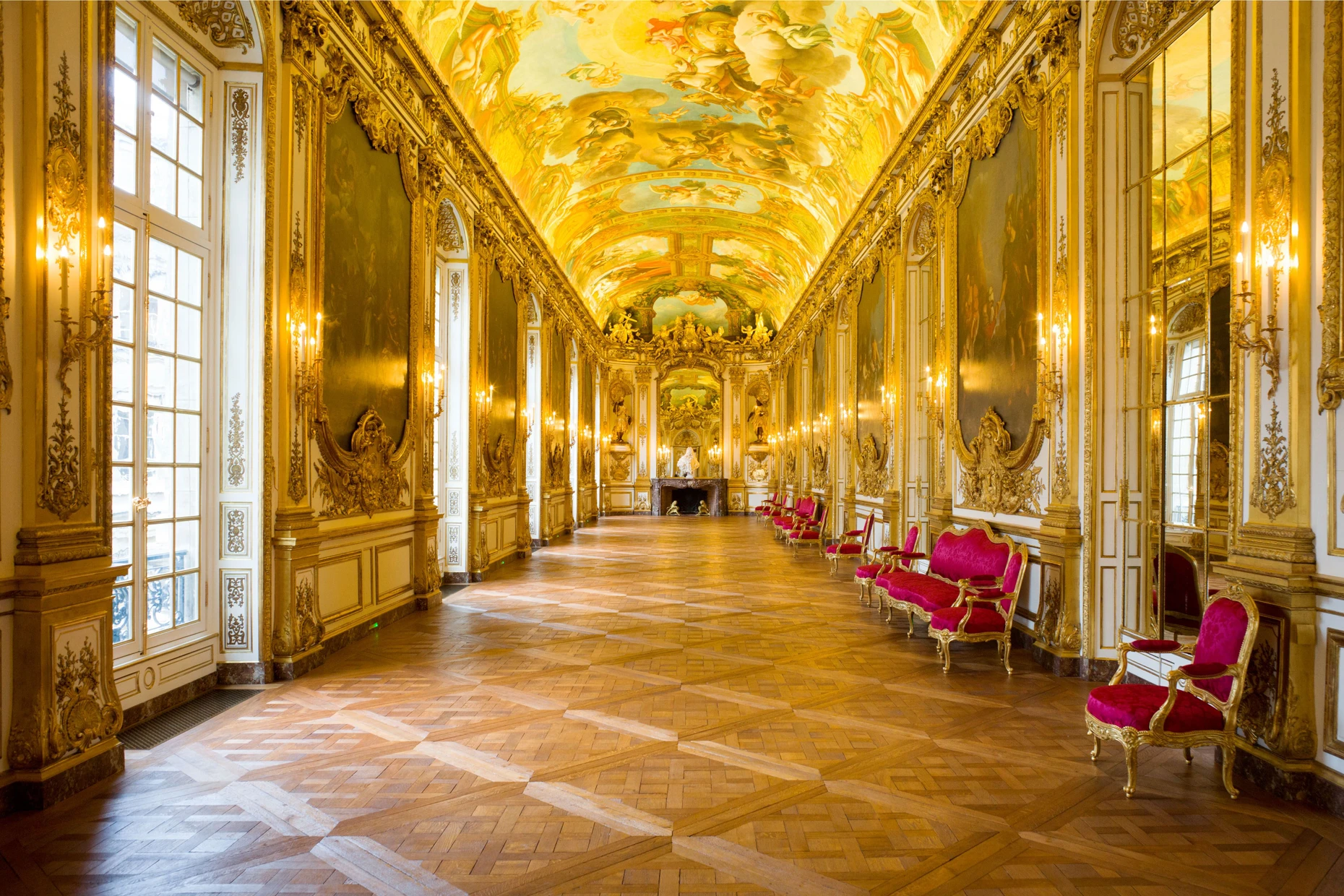 Blick in die Goldene Galerie im historischen Gebäude der Banque de France