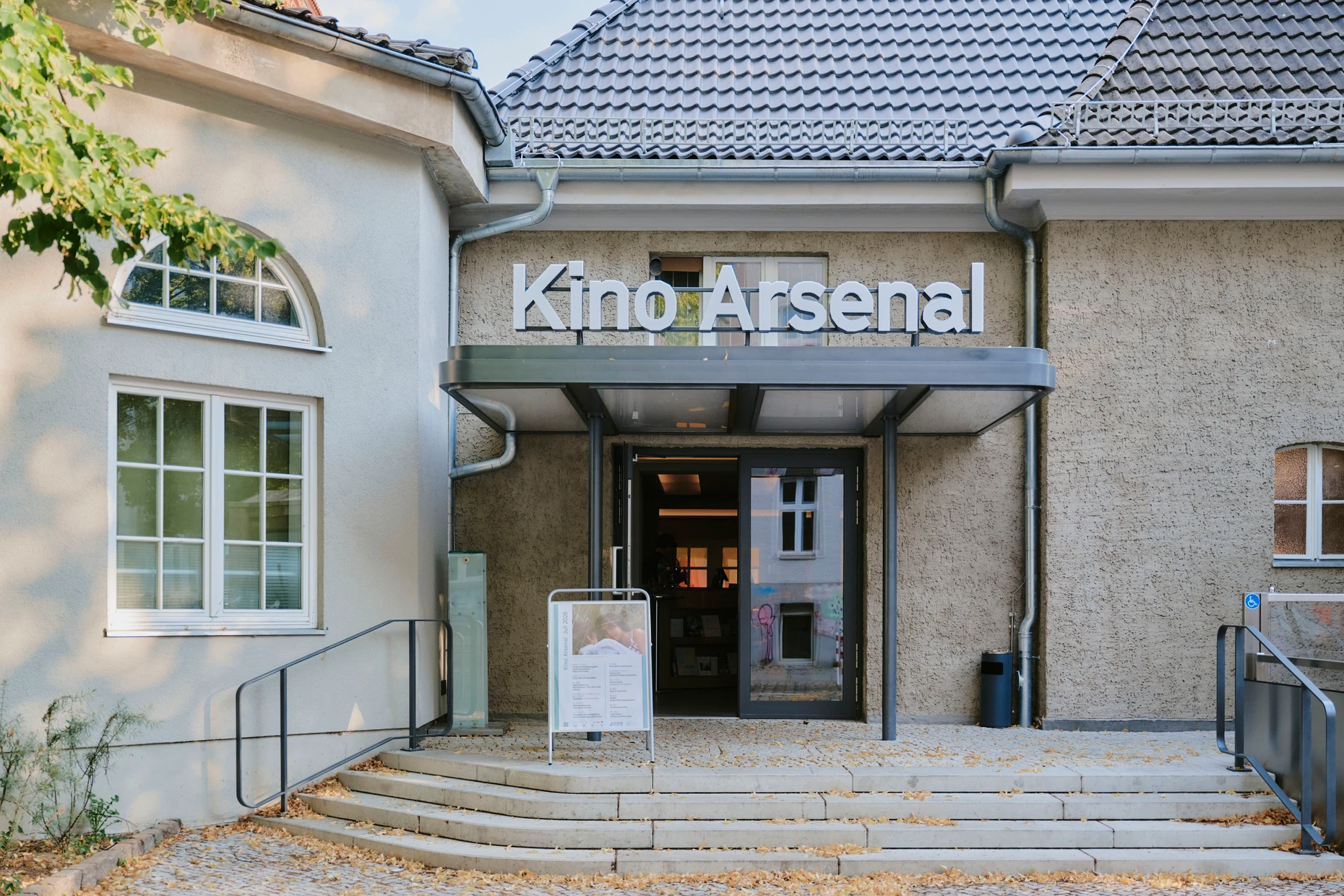 Eingang des Kino Arsenal auf dem Gelände des „Silent Green“