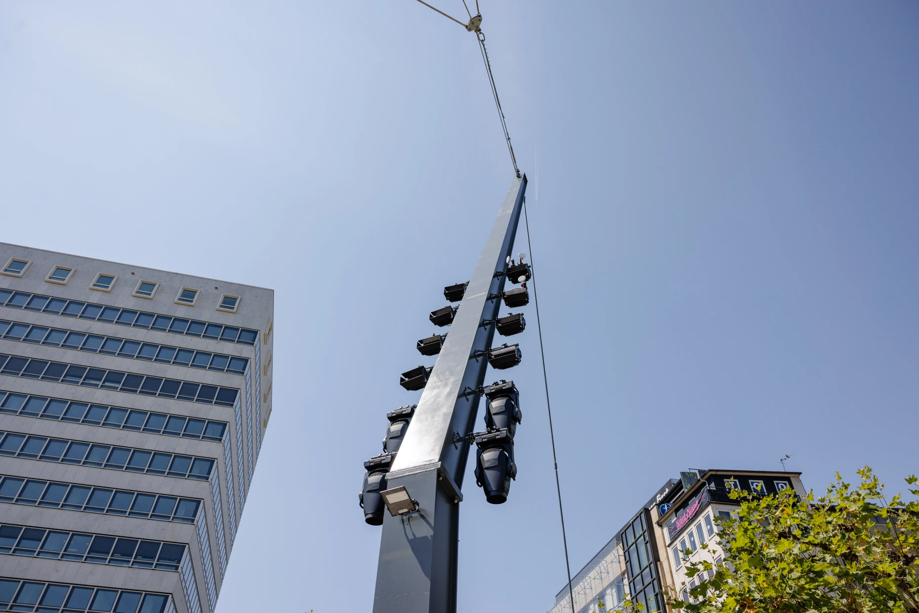 Vier Scheinwerfer und acht LED-Strahler: einer der vier Haltepfeiler des Kunstwerks