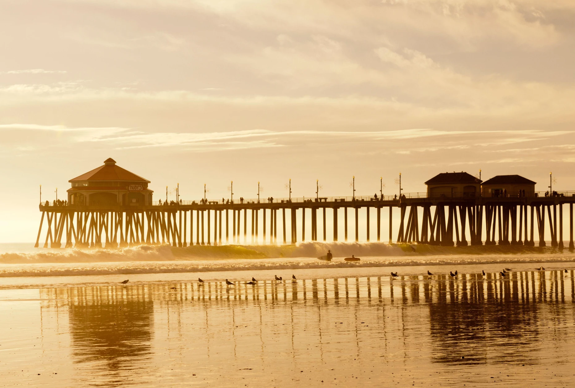 Hier wird aus der 15-Millionen-Menschen-Megalopolis ein Strandbad: das Pier von Huntington Beach