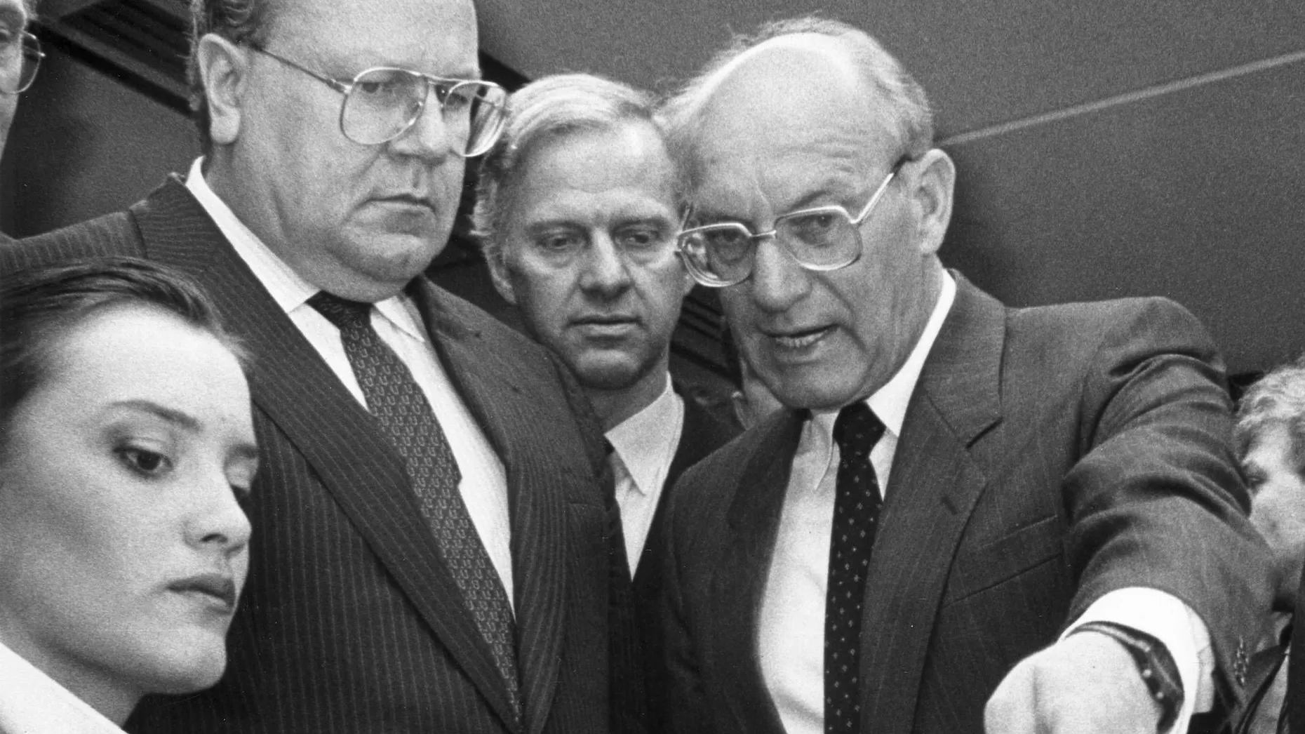 Bundeswirtschaftsminister Martin Bangemann (l) und Heinz Nixdorf (r), Gründer der Nixdorf Computer AG, 1986 bei der Eröffnung der Cebit in Hannover.