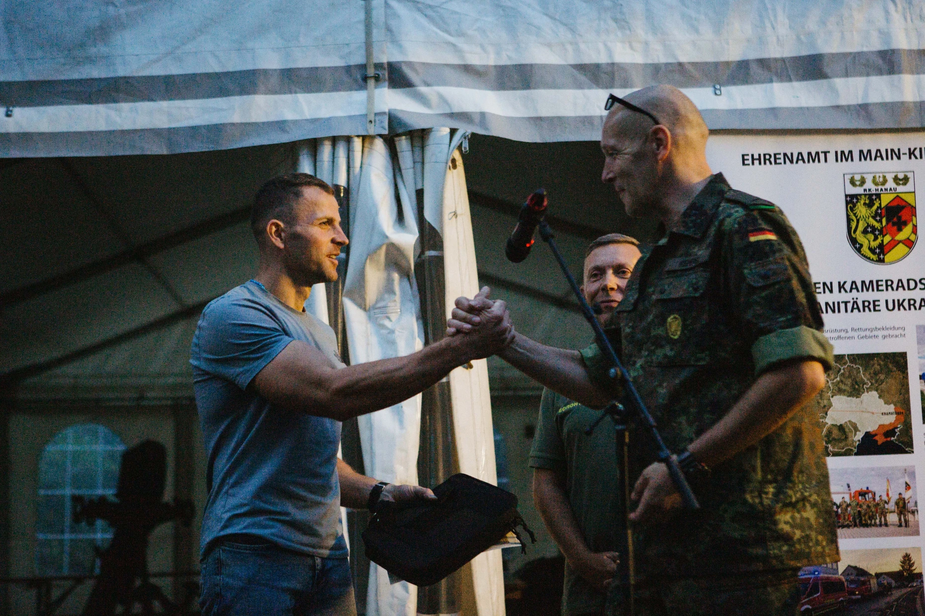 Reservist Andre Kempel und der ukrainische Kriegsveteran Andrii Skolozdra auf dem Treffen zwischen Deutschen und Ukrainern