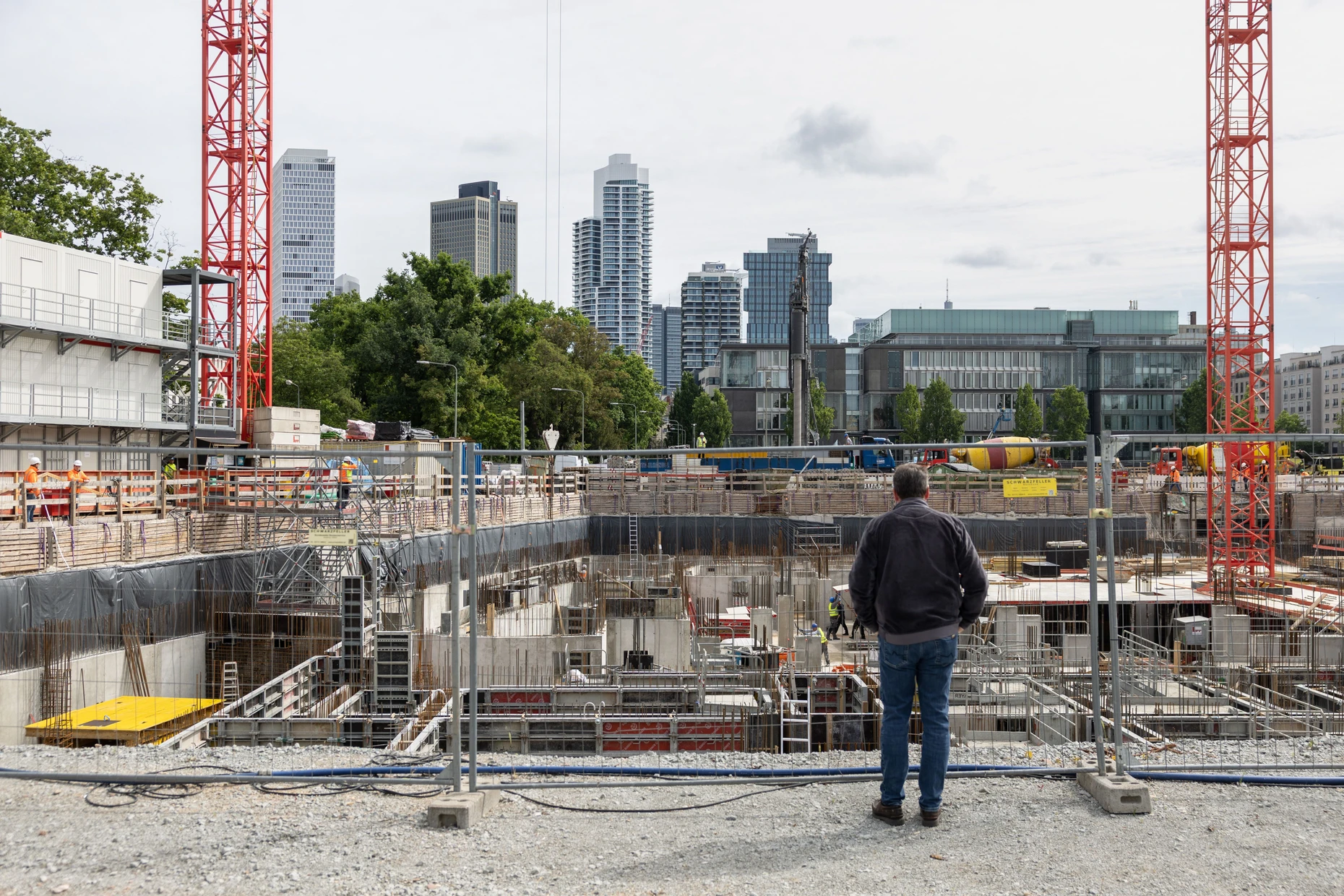 Blick in die Baugrube: die Baustelle der „Hellerhöfe“