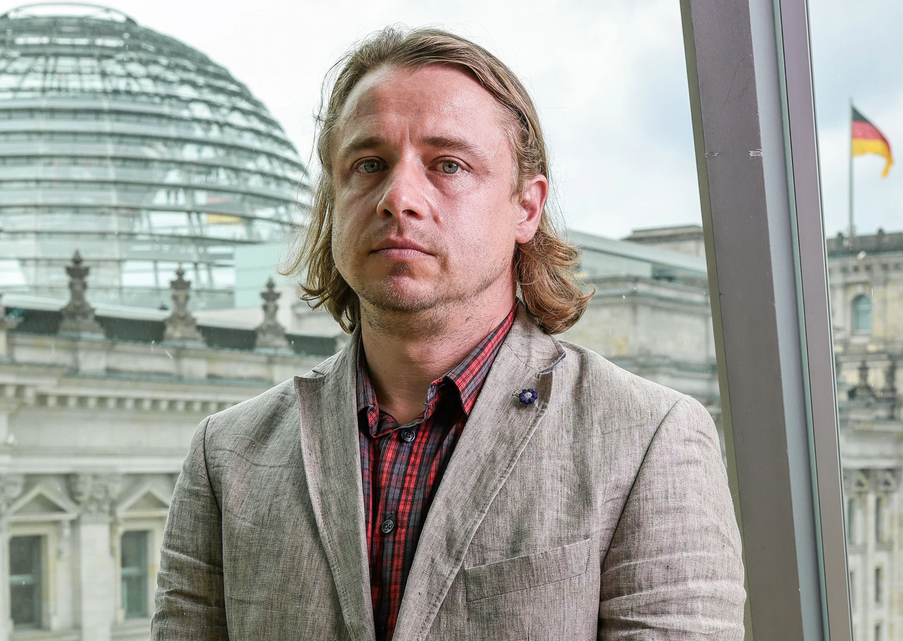 Christian Stecker, 46, lehrt Politikwissenschaft an der TU Darmstadt und hält dort seit 2021 die Professur Politisches System Deutschlands und Vergleich politischer Systeme. Er ist in Halle geboren und lebt dort mit seiner Familie.