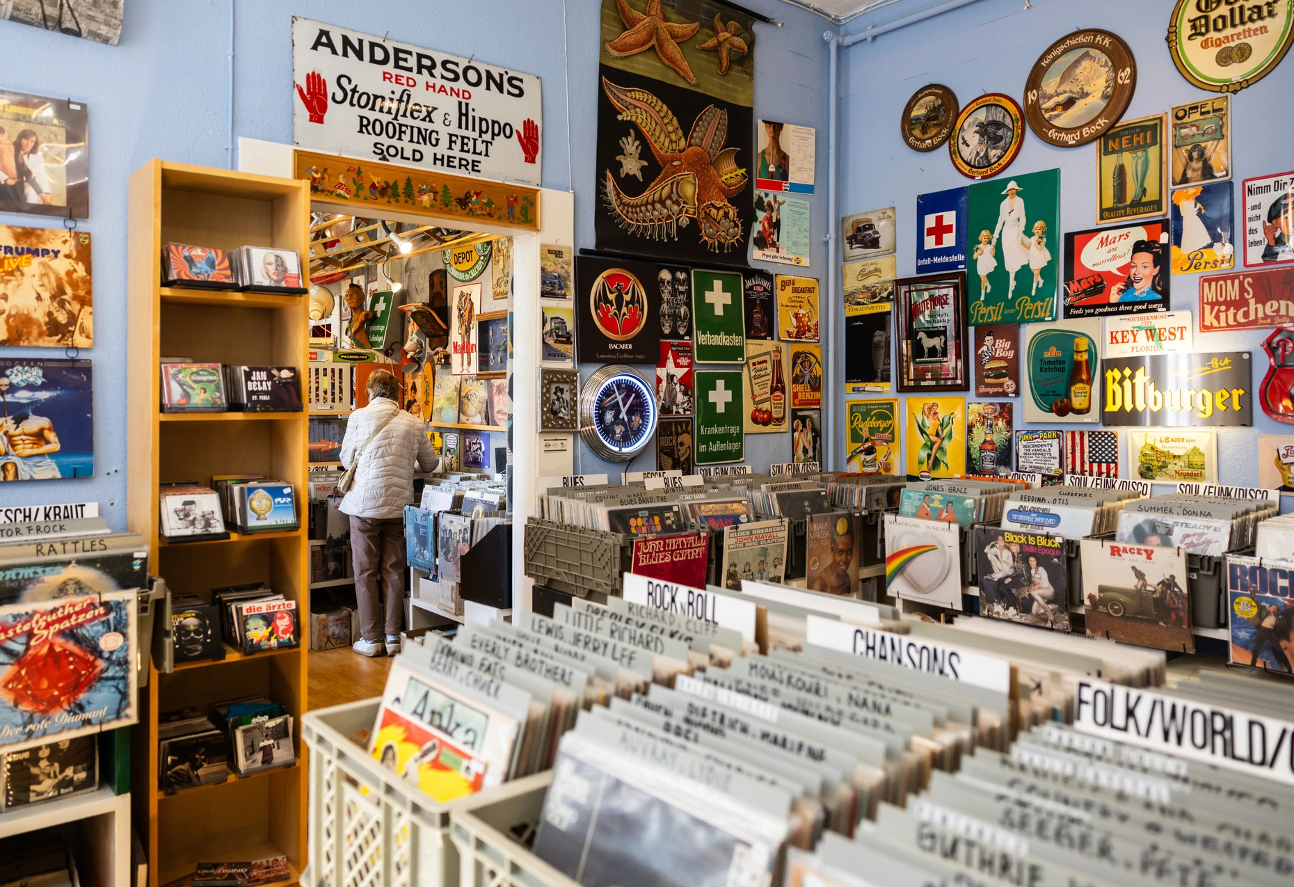 Vintage: Die Schallplatten und Deko-Artikel im „Markt 2“ sind alle echt alt und verkäuflich.
