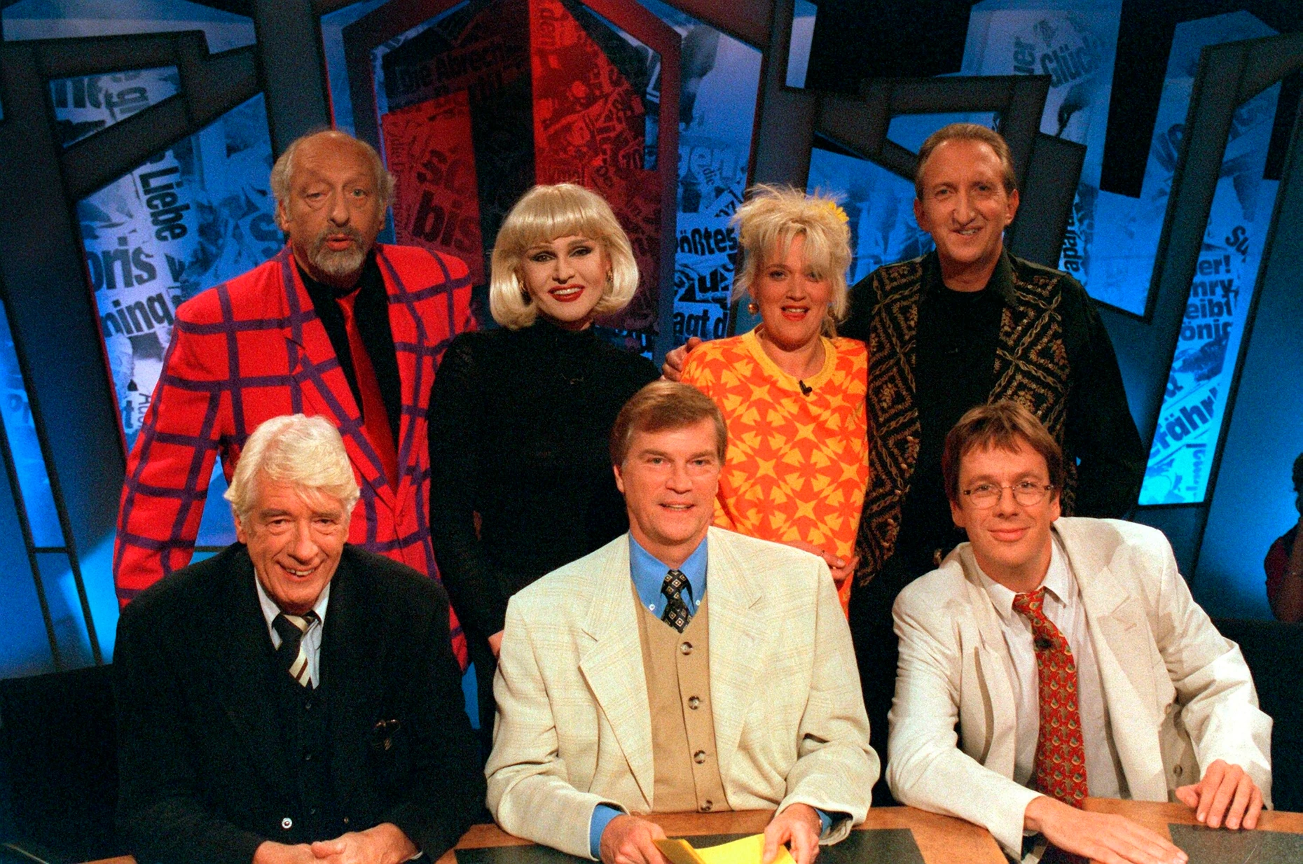 Archivfoto vom 20.09.1996: Das Team der RTL-Sendereihe „7 Tage – 7 Köpfe“ mit seinen Gästen Mary (hintere Reihe, 3.v.l.) und Jörg Kachelmann (vordere Reihe, r.), aufgenommen in Köln. Zur festen Mannschaft des „etwas anderen Wochenrückblicks“ gehörten: Rudi Carrell und Jochen Busse (l-r, vordere Reihe), sowie Karl Dall, Gaby Köster und Mike Krüger (l-r, hintere Reihe).