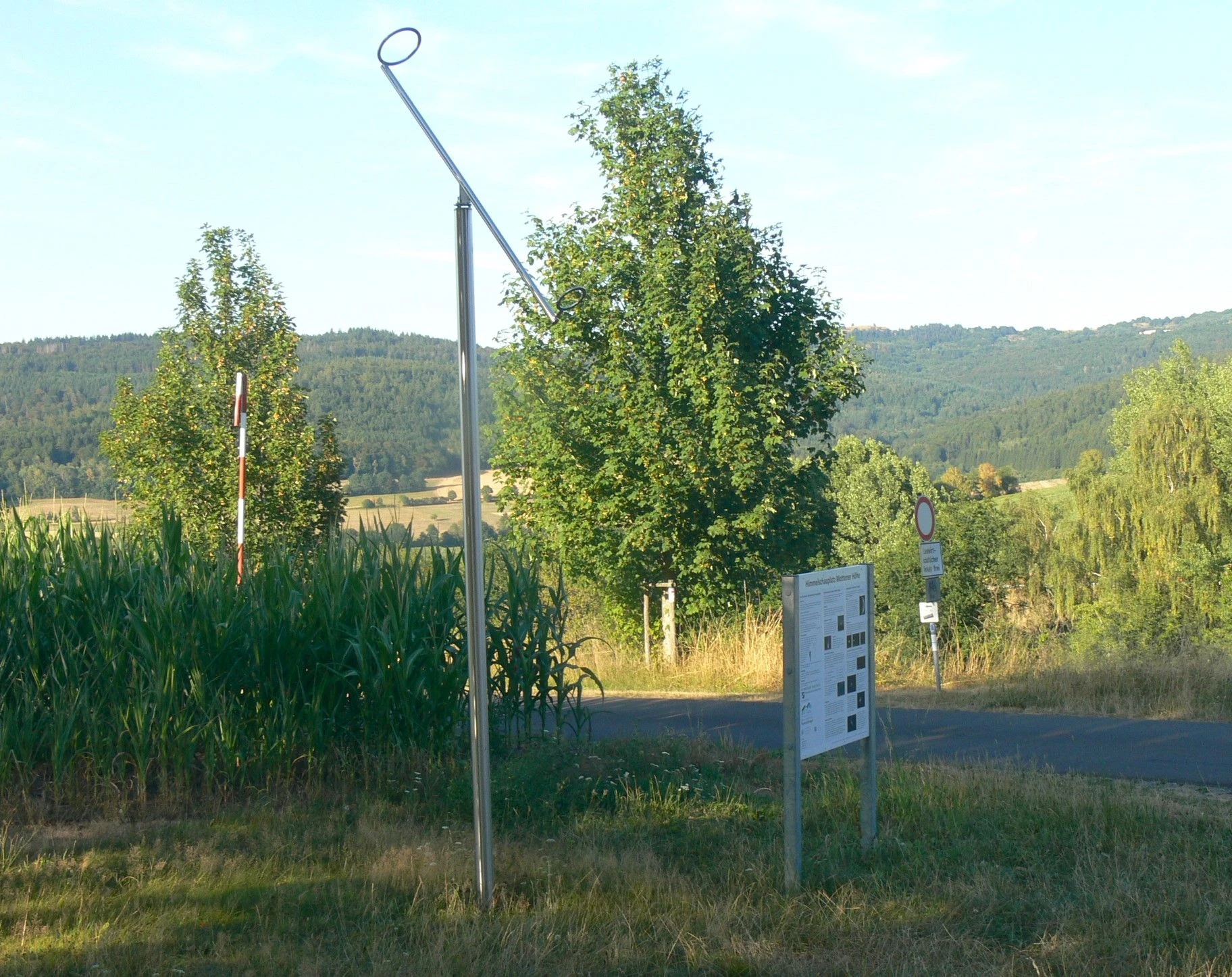 Oberhalb von Motten steht einer der neuen „Himmelschauplätze“ der Rhön zur individuellen Beobachtung der Gestirne. Orientierung geben zwei hintereinander auf einem Masten angebrachte „Ringe“ zur Fixierung des Polarsterns.