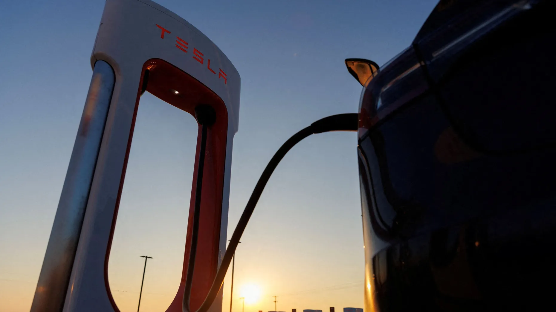Ladestation von Tesla in Kalifornien: Das Unternehmen soll laut einem Appell der Klimaorganisation CDP endlich seine Umweltdaten vorlegen.