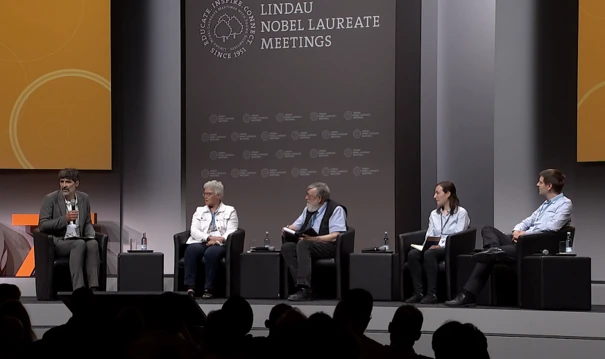 Heiner Linke im Gespräch mit Anne L'Huillier, William Phillips, Klara Bonneau und John Jumper (von links) in der Lindauer Inselhalle