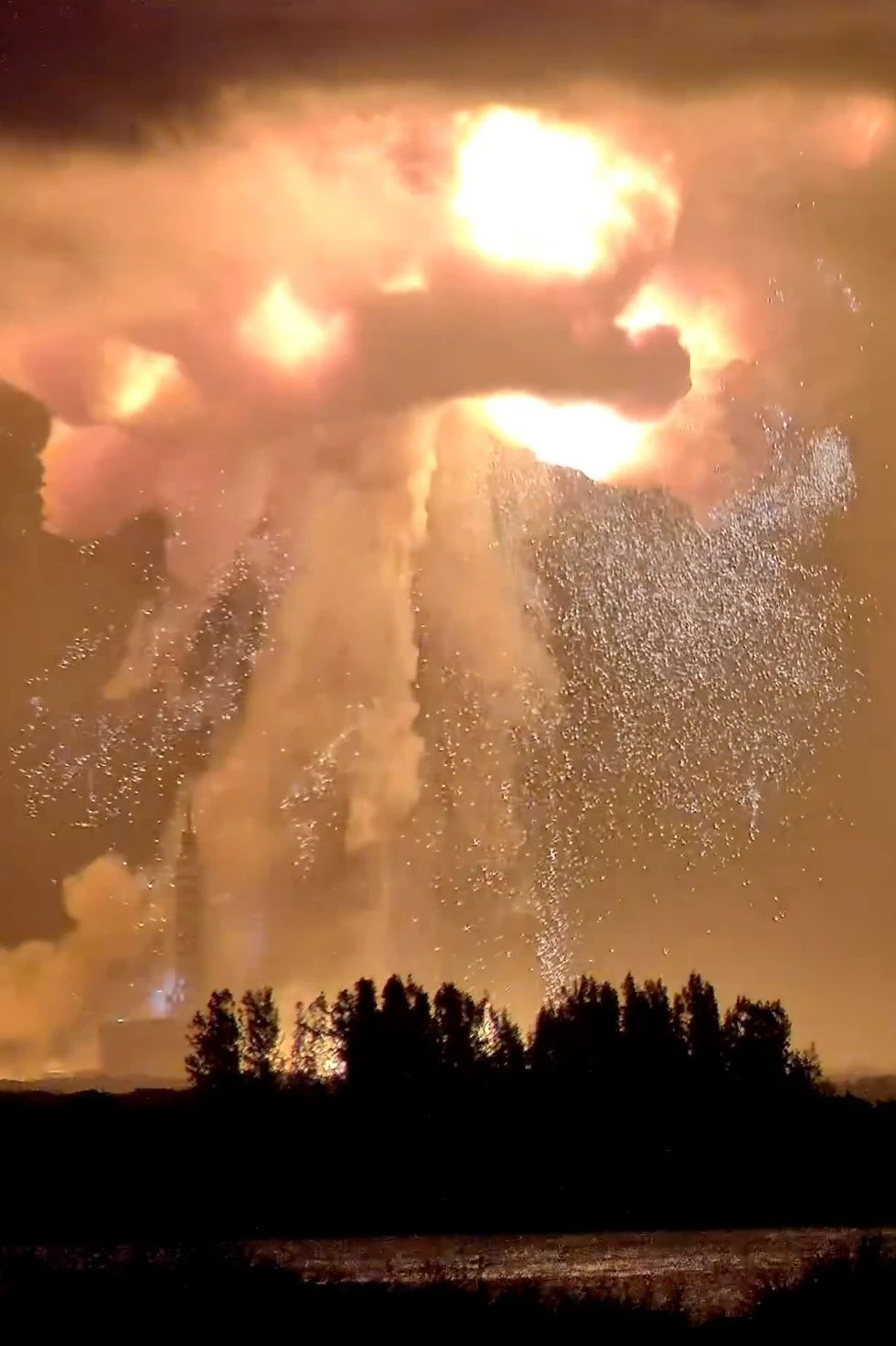 Unmittelbar nach dem Start: Die New-Glenn-Rakete geht in Flammen auf.