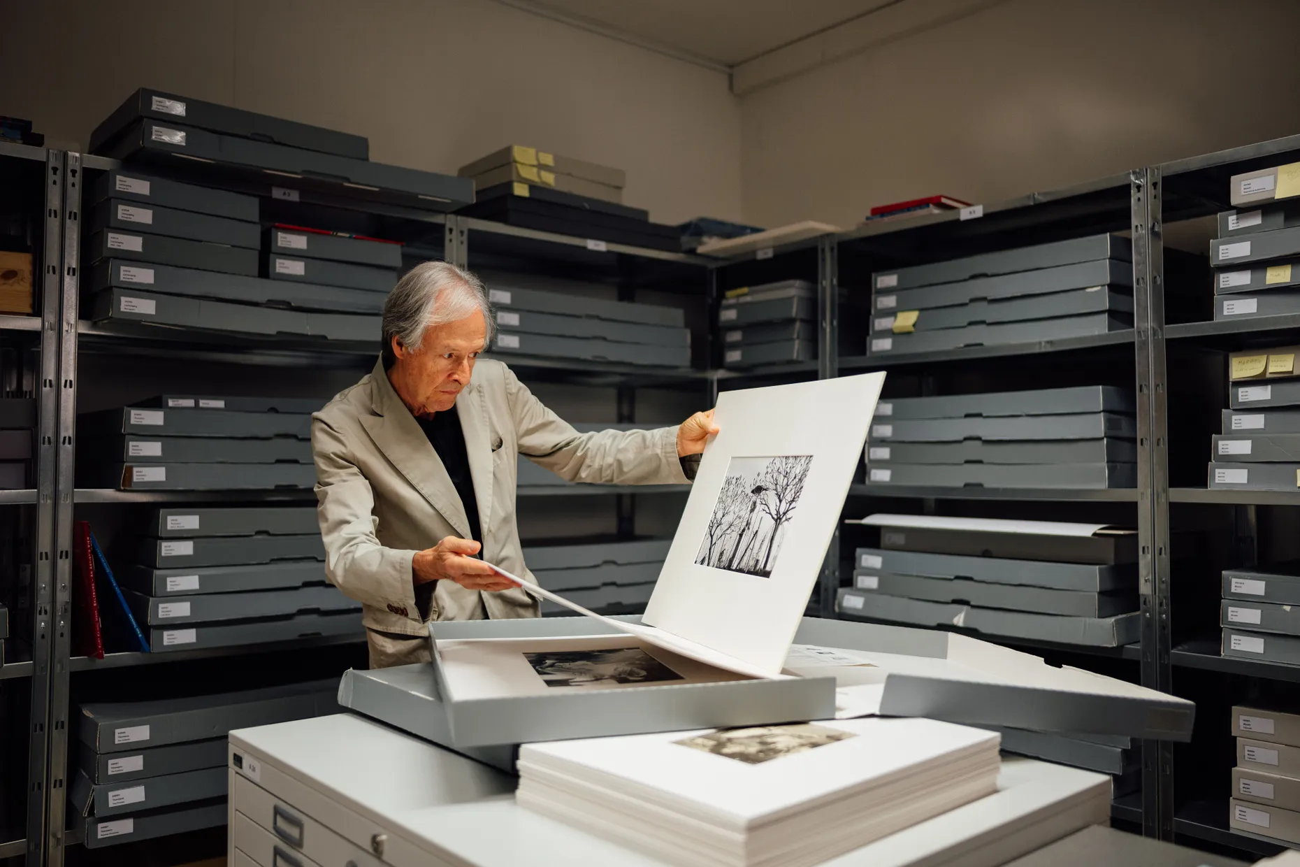 Fotohof-Mitglied Michael Mauracher im klimatisierten Archiv des Fotohofs