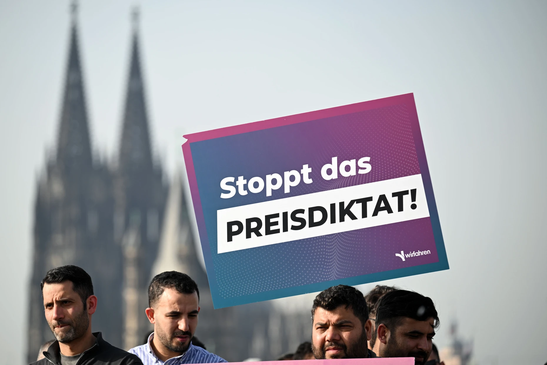 Fahrer von Chauffeur-Diensten demonstrieren in Köln gegen Mindestpreise.