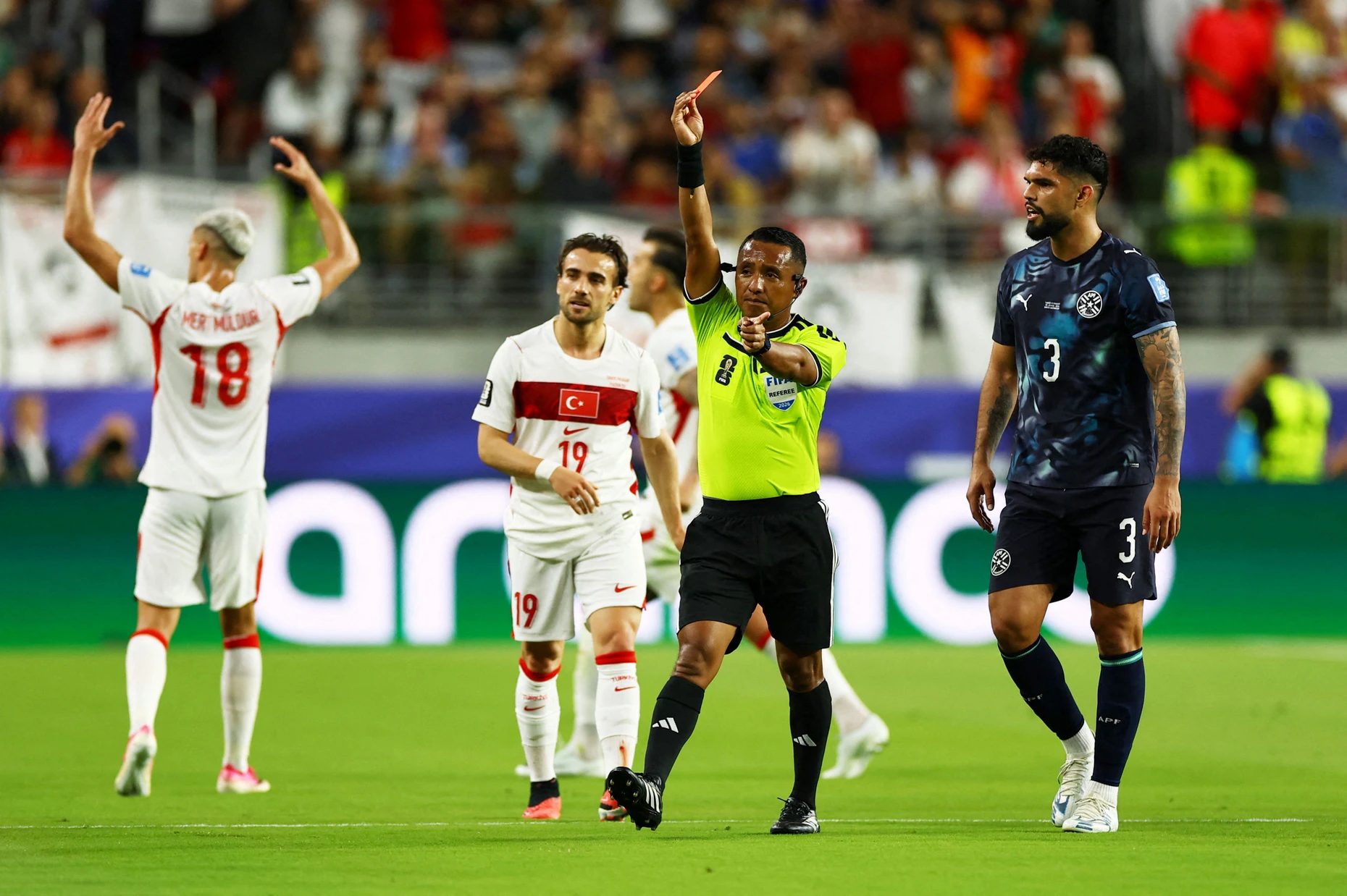 Hand vor den Mund gehalten: Schiedsrichter Iván Barton zeigt Paraguays Miguel Almirón die rote Karte