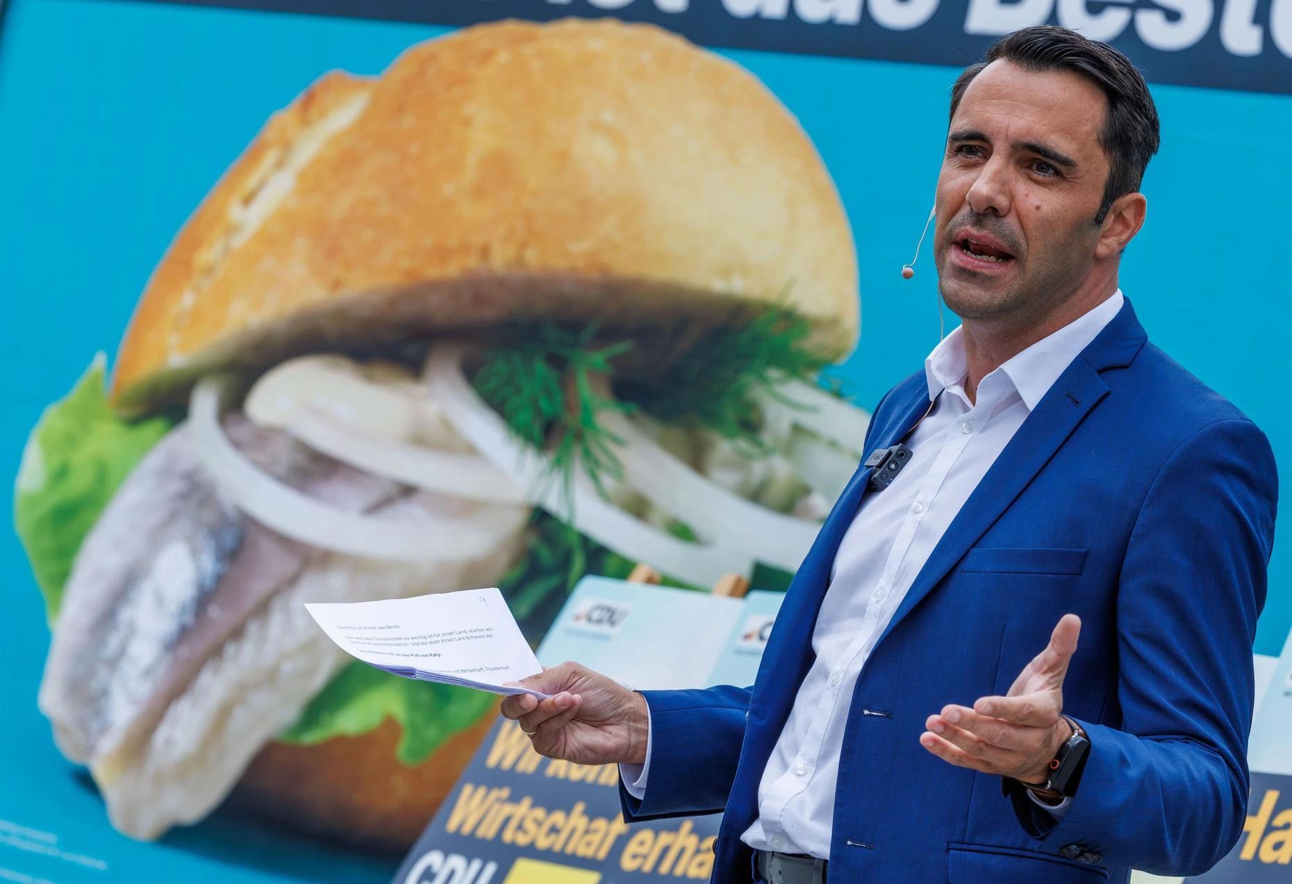Fischbrötchen und Tinder: Daniel Peters (CDU) setzt auf ungewöhnliche Wahlkampfstrategien.