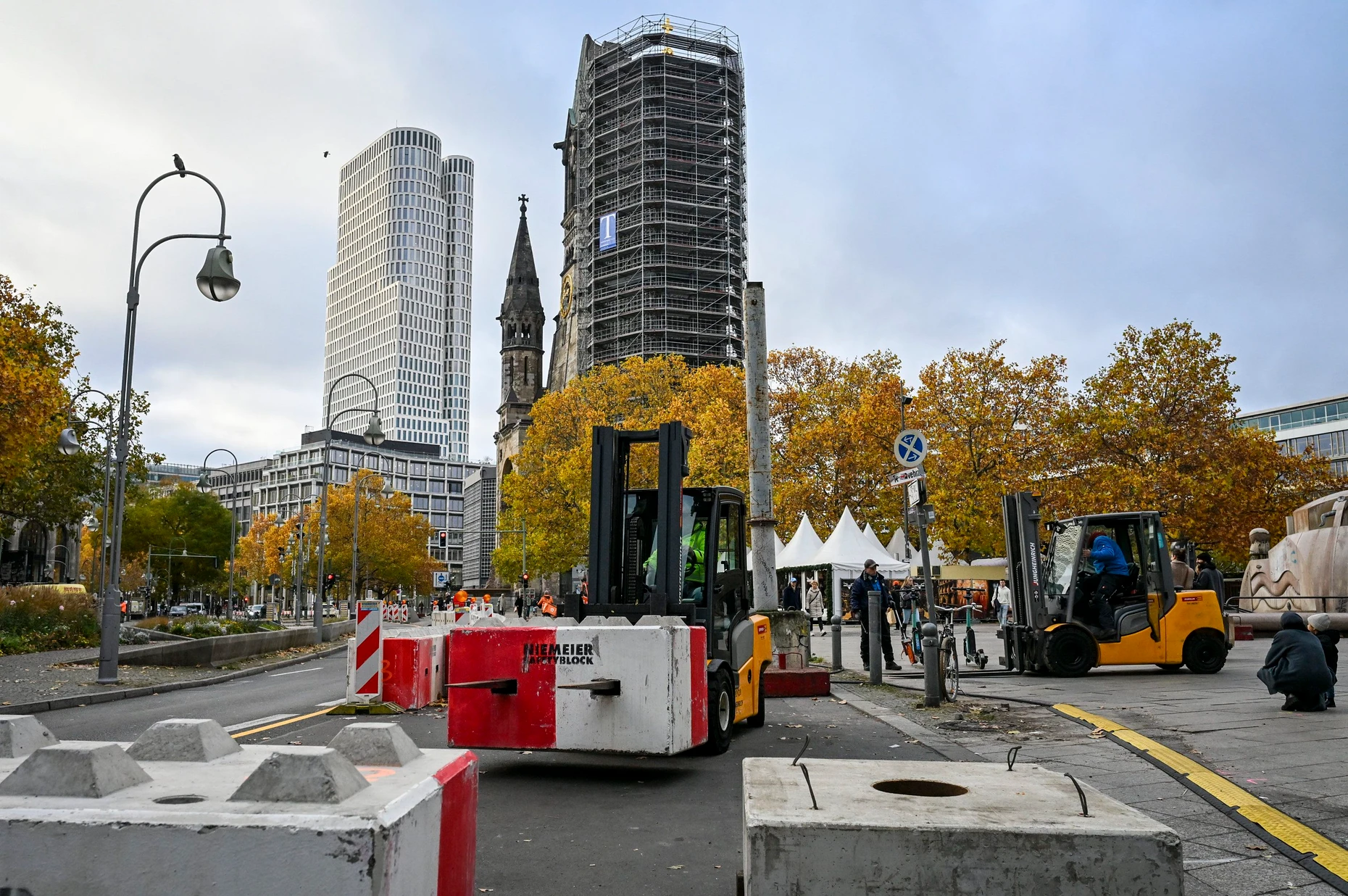 Ein Sieg des Terrors? Am Breitscheidplatz in Berlin erinnern Sicherheitspoller an die ständige unsichtbare Terrorgefahr und hinterlassen ein mulmiges Gefühl.