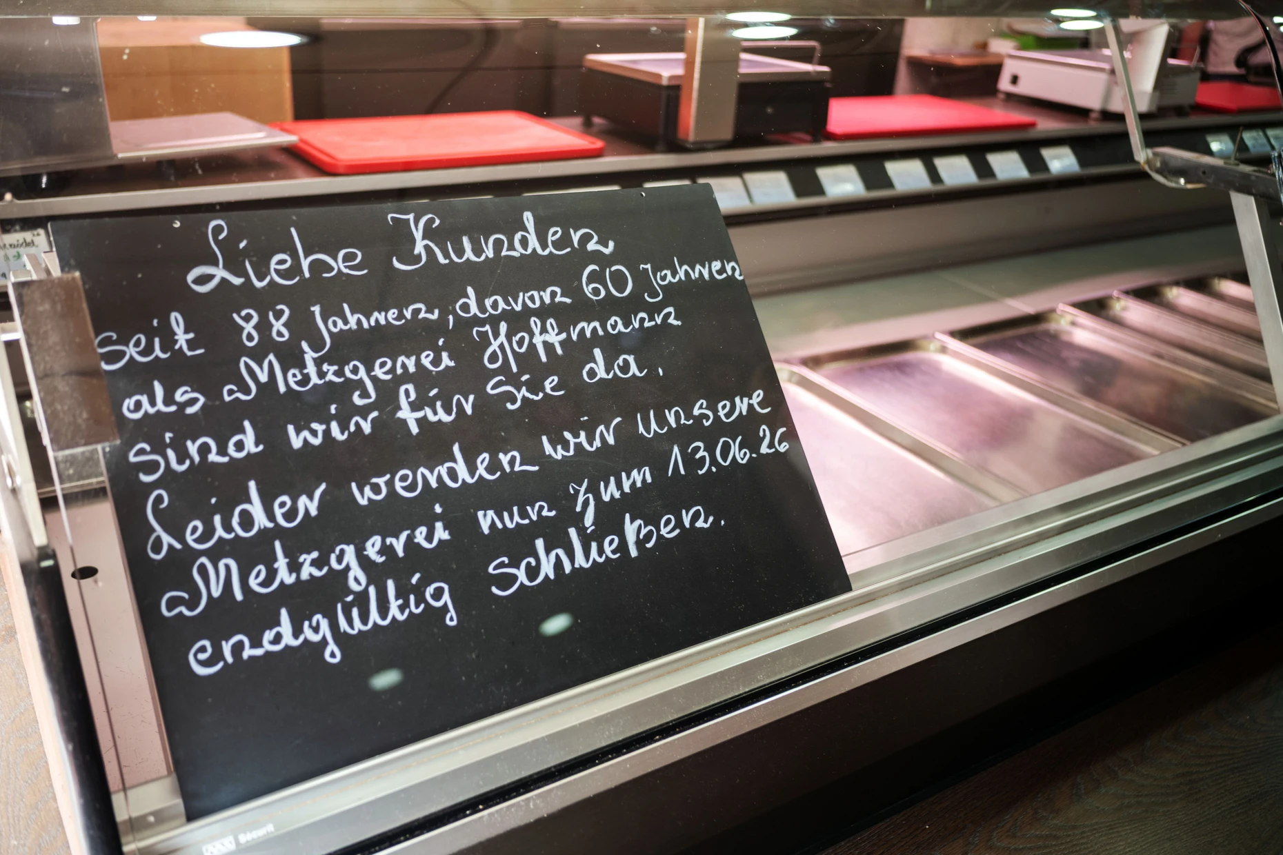 Eine Tafel mit einem Abschiedsgruß an die Kundschaft im Verkaufsraum