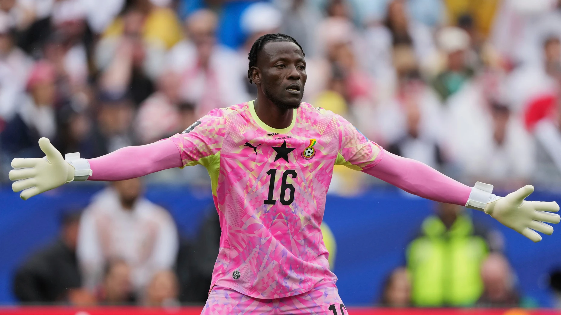 Ganz in Pink: Benjamin Asare, Torwart der ghanaischen Mannschaft, beim Spiel gegen England in Boston Ende Juni