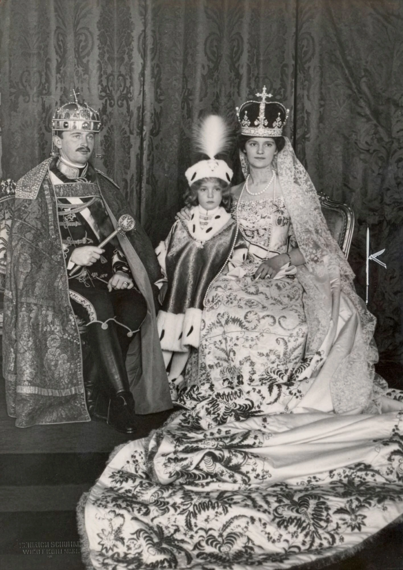 Nach der Krönung in Ungarn im Jahr 1916: Das österreichische Kaiserpaar Karl I. und seine Frau Zita musste 1919 auch mit ihrem ältesten Sohn Otto ins Exil gehen, zunächst in die Schweiz, 1940 dann nach Kanada.