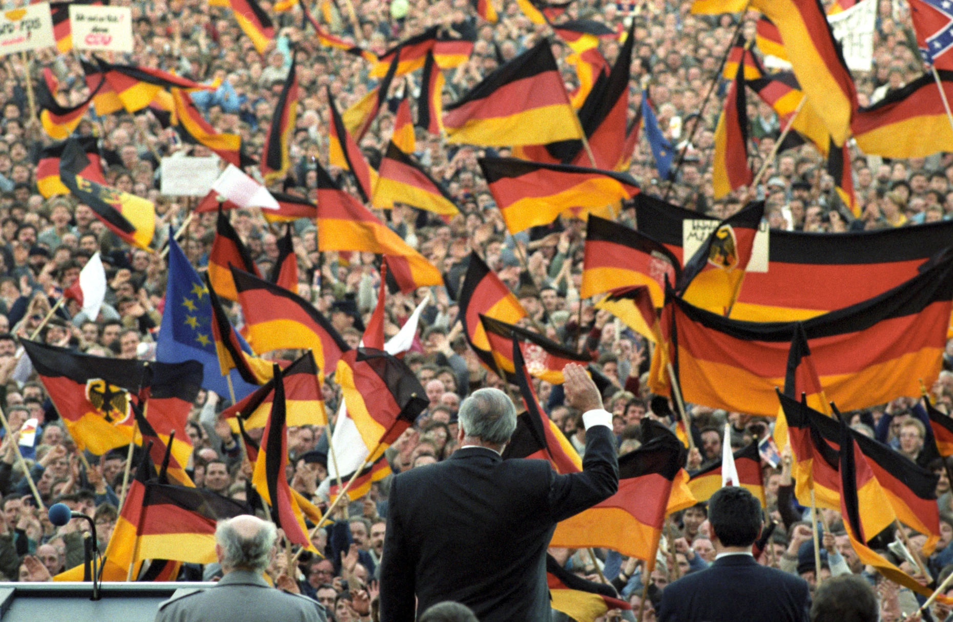 Freie Wahlen: Bei seinem ersten Wahlkampfauftritt in der DDR jubelten dem Bundeskanzler Helmut Kohl 1990 rund 130.000 DDR-Bürger zu.