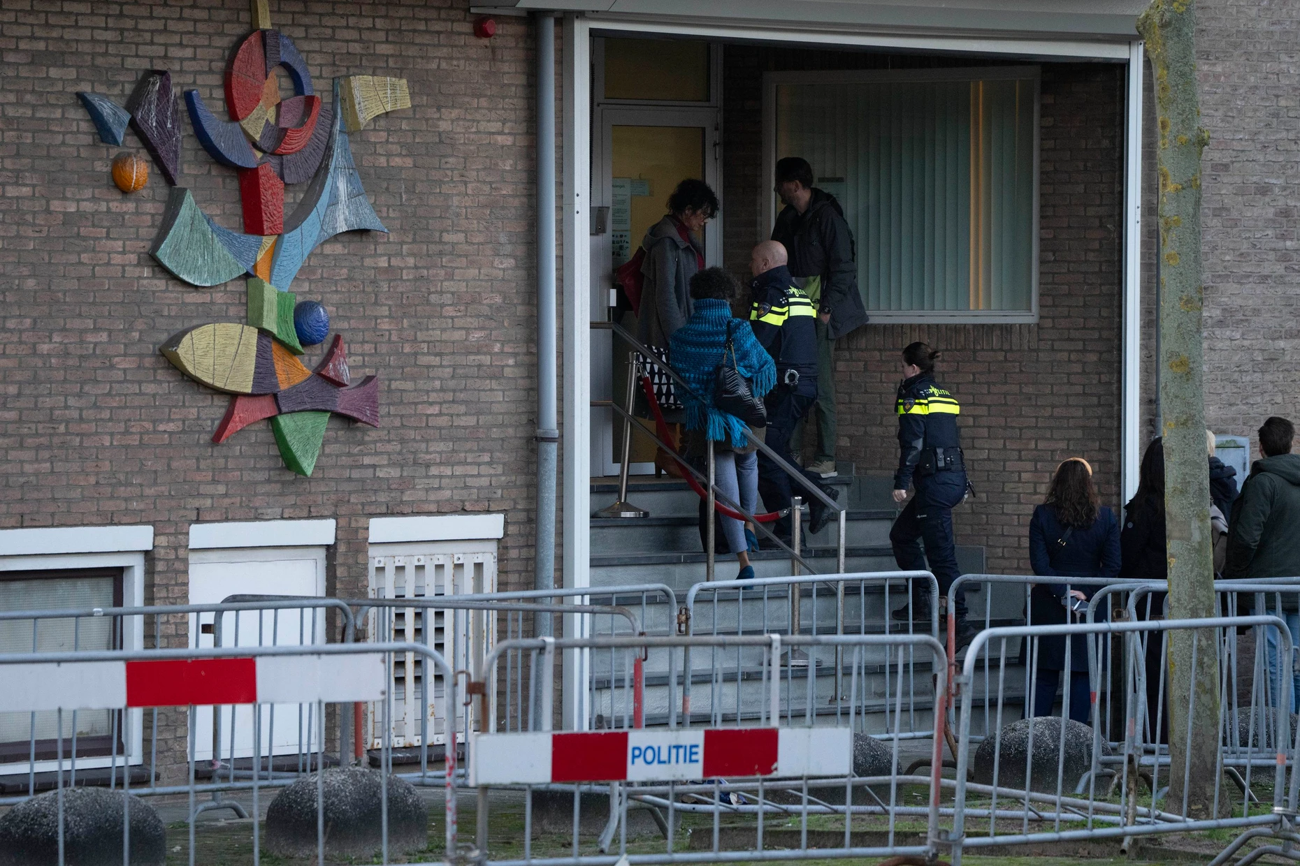 Zwei niederländische Polizeibeamte betreten 2024 das Hochsicherheitsgebäude des Gerichts, in dem in Amsterdam der Prozess gegen die berüchtigte Drogenbande stattfand.