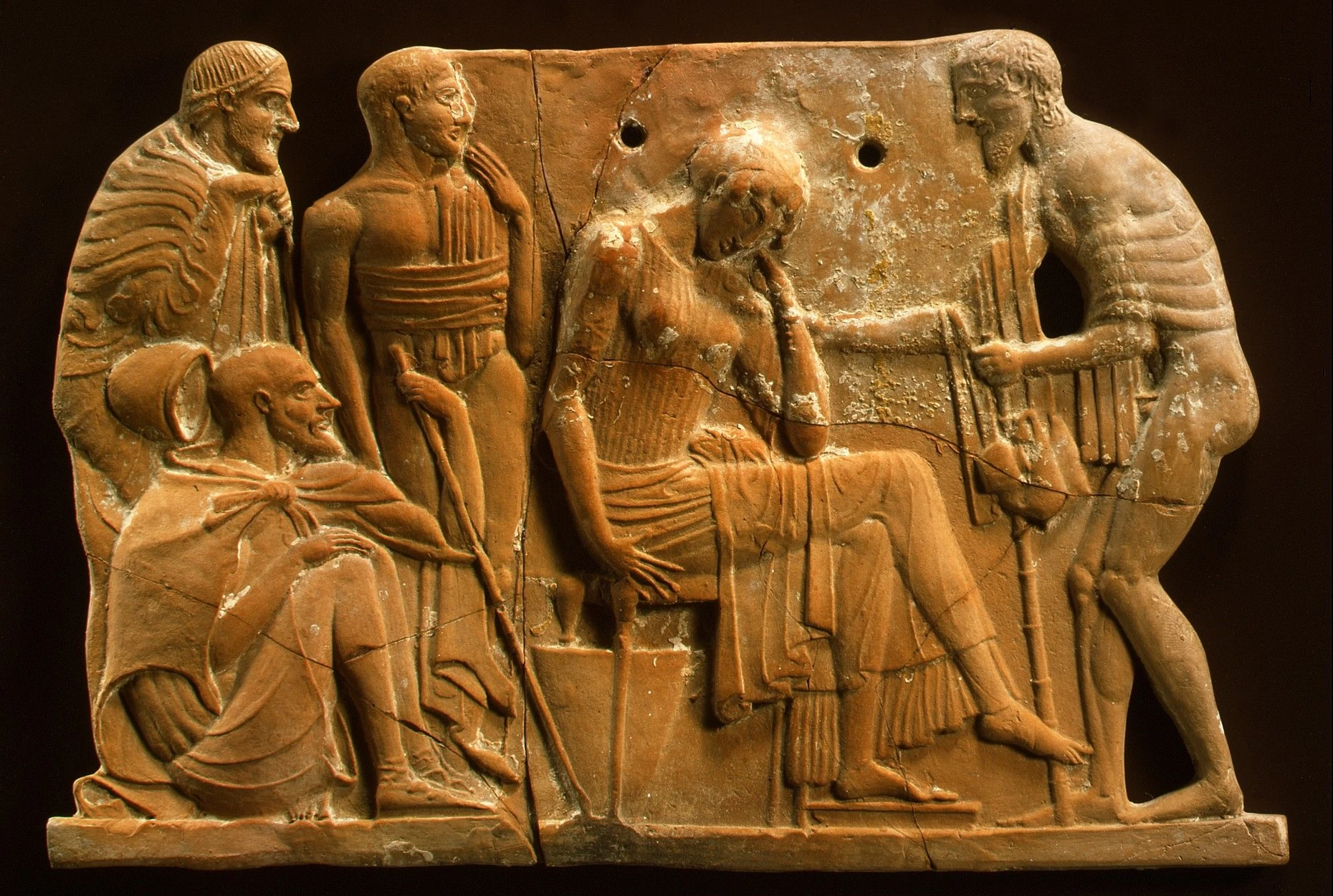 Laertes, der Vater des Odysseus, ist Zeuge, als sich der Heimgekehrte seiner treuen Gattin in Bettlergestalt nähert. So erzählt es Homer, und so erzählt es dieses Terrakottarelief aus der Mitte des fünften Jahrhunderts vor Christus nach. Christopher Nolan lässt den Vater weg.