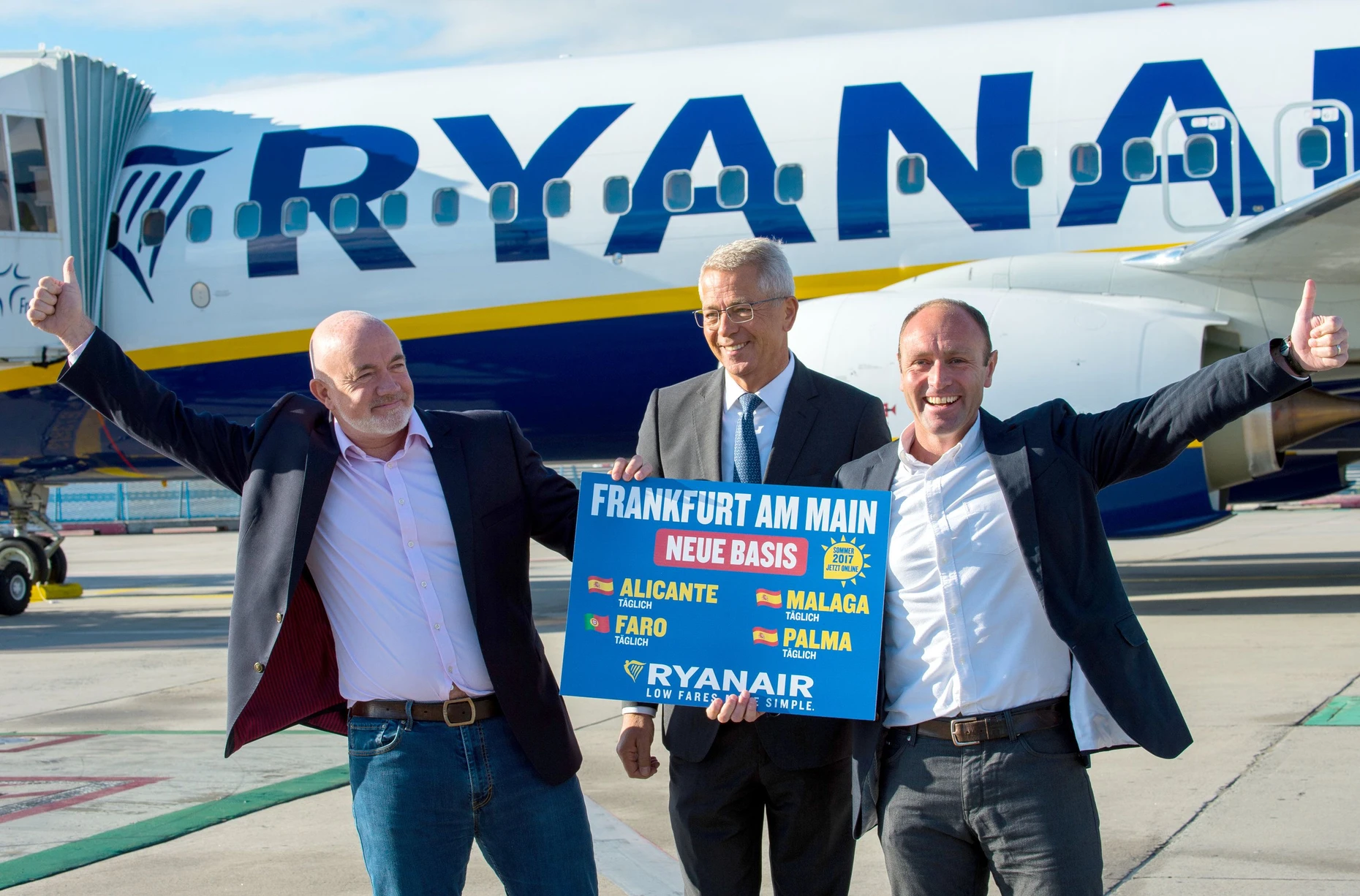 Damals noch gute Stimmung: David O·Brien, Stefan Schulte und Kenny Jacobs (Marketing-Chef Ryan Air, v. l.) stehen im November 2016 auf dem Flughafen in Frankfurt mit einem Schild «Frankfurt am Main Neue Basis» vor einer Ryanair-Maschine.