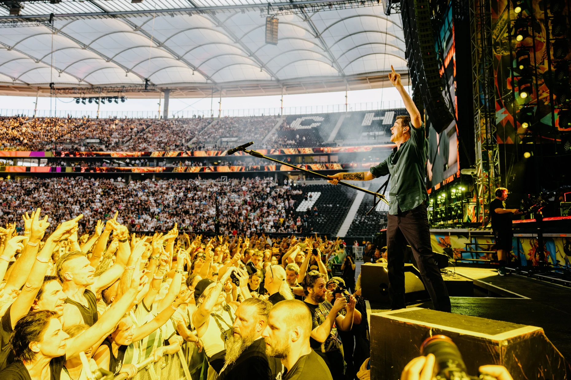 Großer Jubel: Die Frankfurter Fans feiern Die Toten Hosen ein letztes Mal.