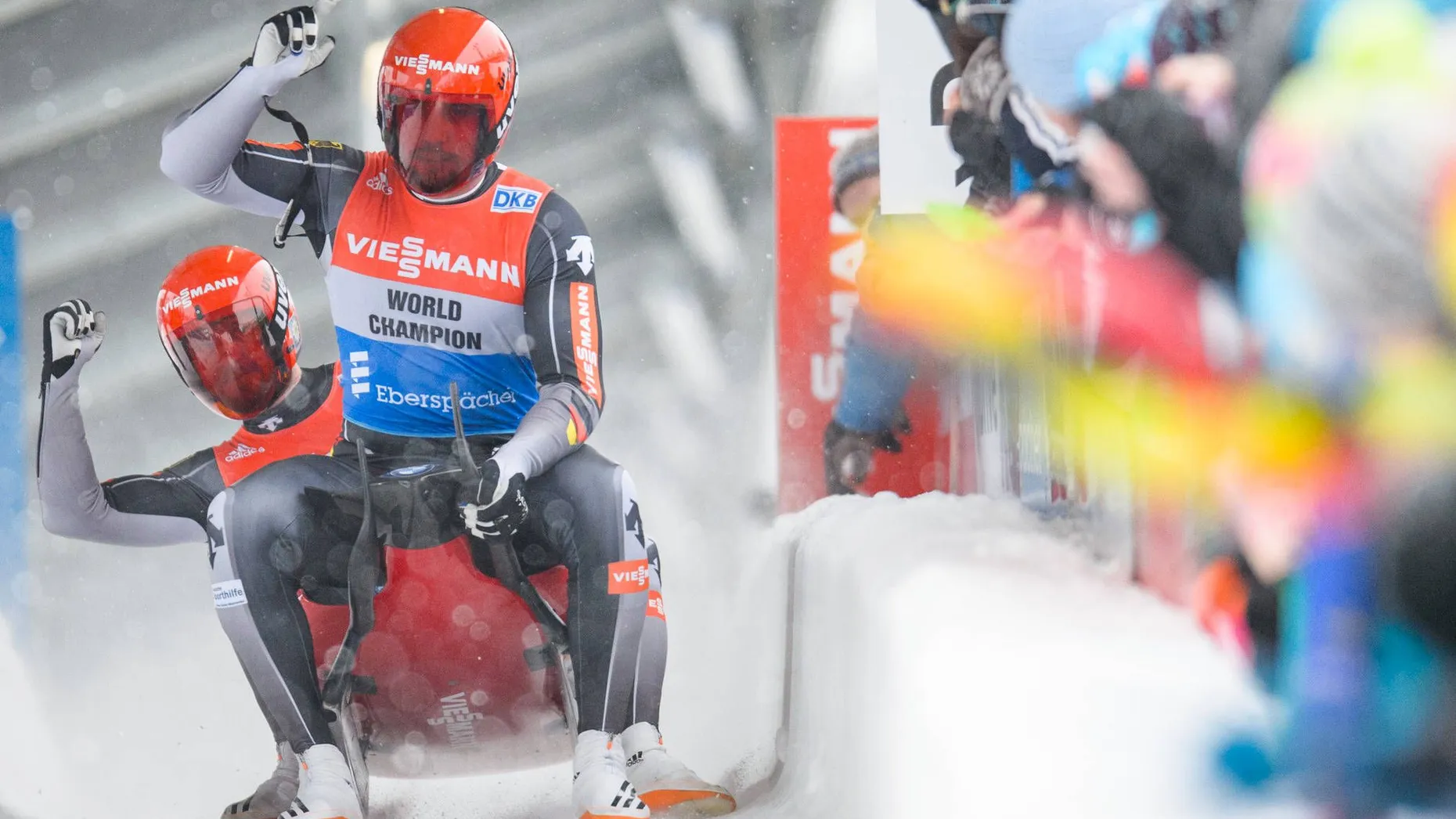 Die Olympiasieger Tobias Wendl/Tobias Arlt (Bild) haben die Doppelsitzer-Konkurrenz beim Rodel-Weltcup in Oberhof gewonnen. Mit einem neuen Bahnrekord und Bestzeiten in beiden Durchgängen verwiesen sie die Lokalmatadoren Toni Eggert/Sascha Benecken am Sonntag mit mehr als sechs Zehntelsekunden Vorsprung auf Rang zwei. Die Österreicher Peter Penz/Georg Fischler als Tagesdritte sorgten für den einzigen Podestplatz ausländischer Rodler in den drei olympischen Disziplinen in Oberhof. Mit ihrem vierten Saisonsieg, dem 33. ihrer Laufbahn, bauten Wendl/Arlt die Weltcupführung vor Eggert/Benecken aus. (dpa)