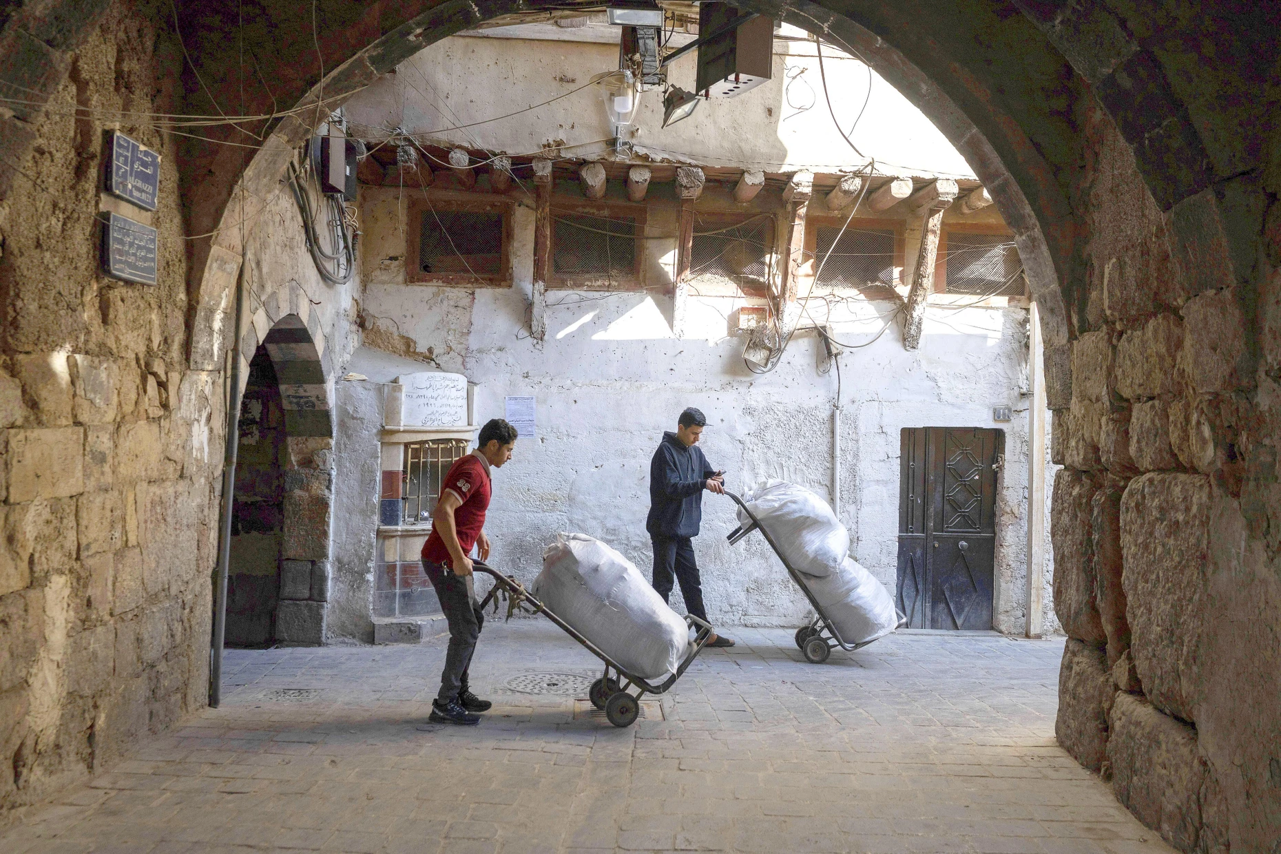Männer arbeiten in den engen Gassen beim Suq al-Hamidiye in der Altstadt.