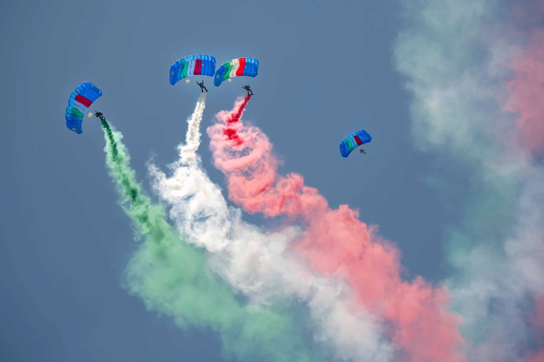 Jedes Jahr am 2. Juni feiert Italien die Republik: Hier schweben im Jahr 2023 Fallschirmspringer über Rom.