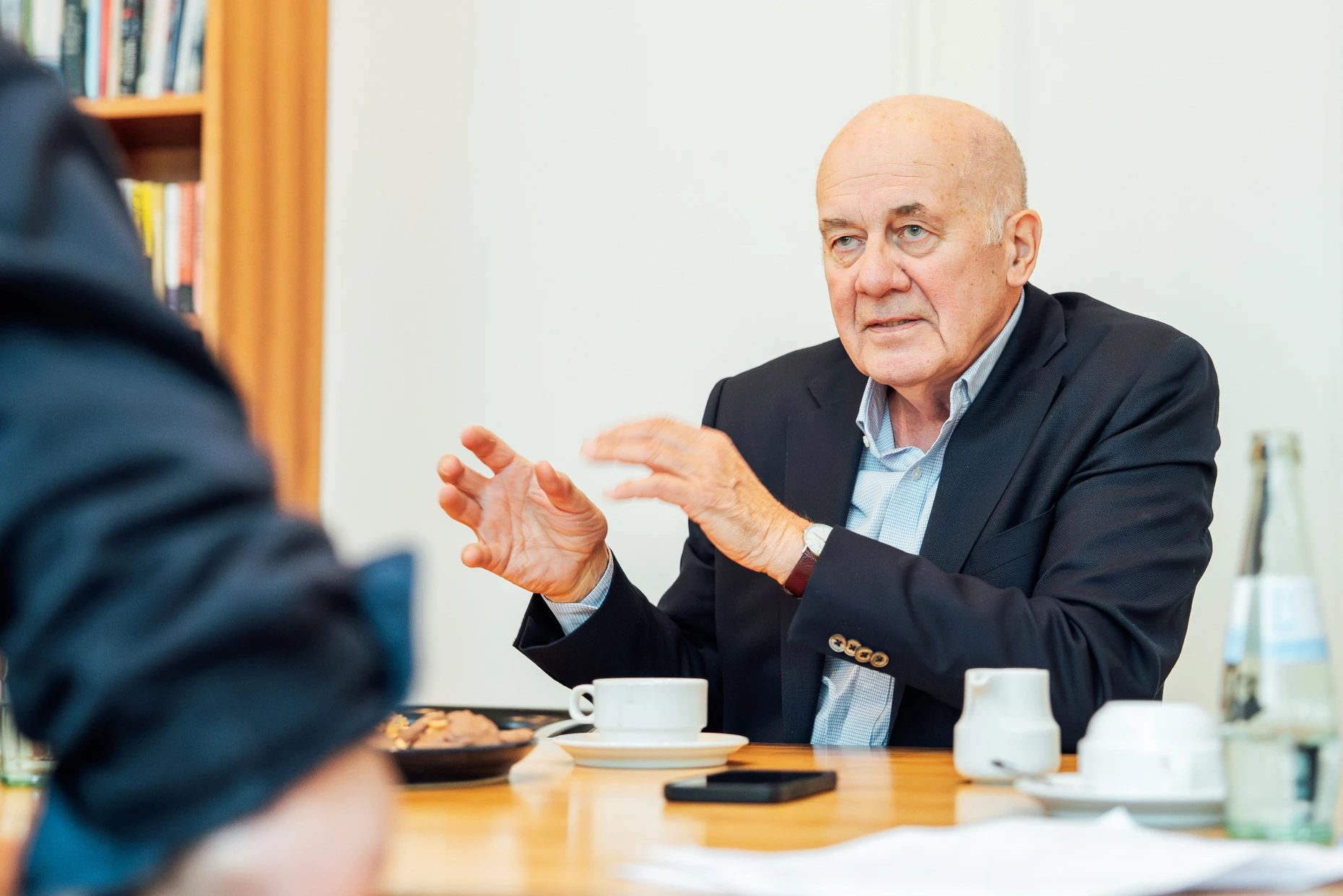 „Vor allem anderen kommt das Lesen“: Hanns Zischler im Gespräch mit der F.A.S.