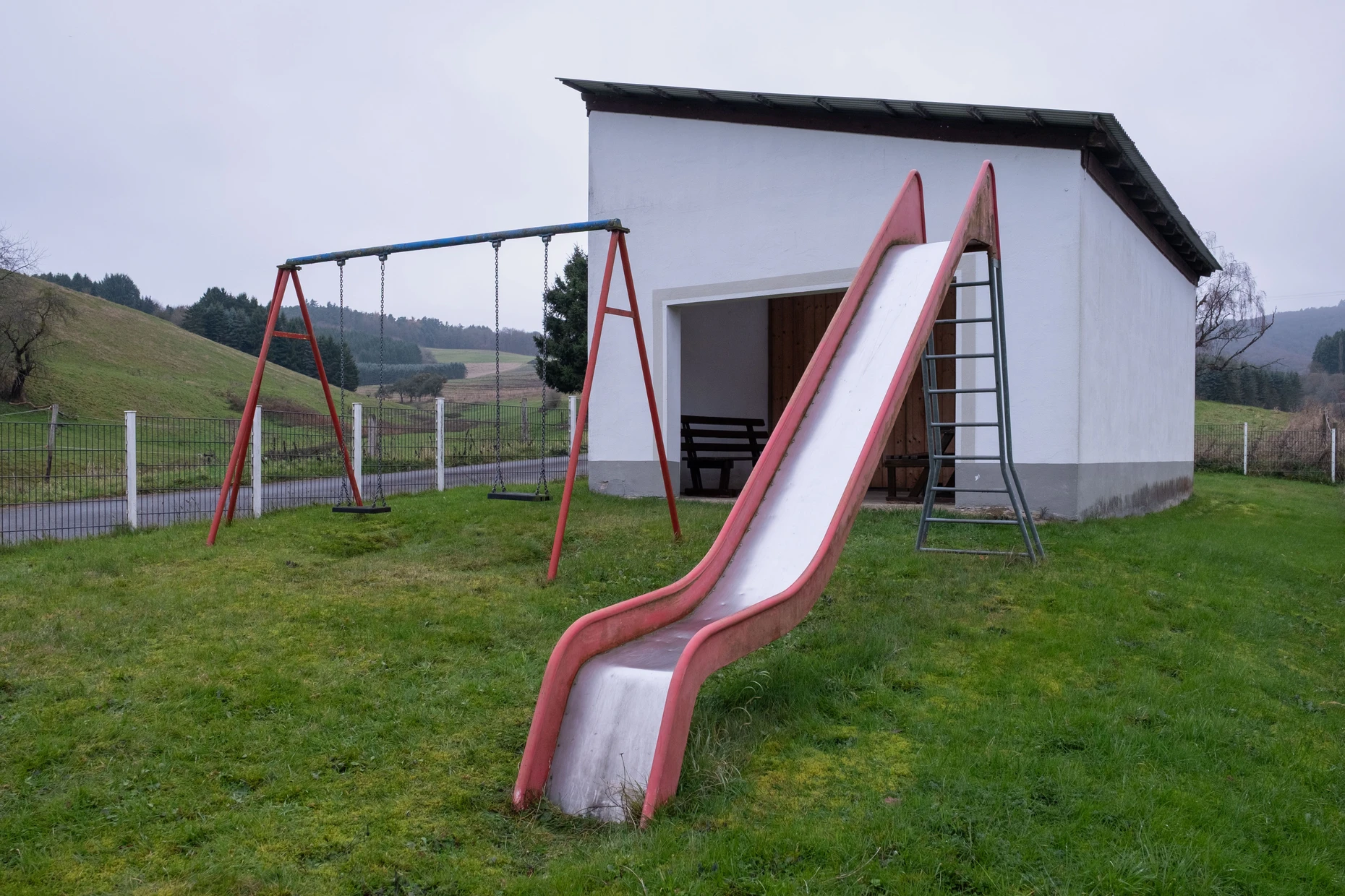 Kinderlos: ein leerer Spielplatz am Ortseingang von Welschenbach